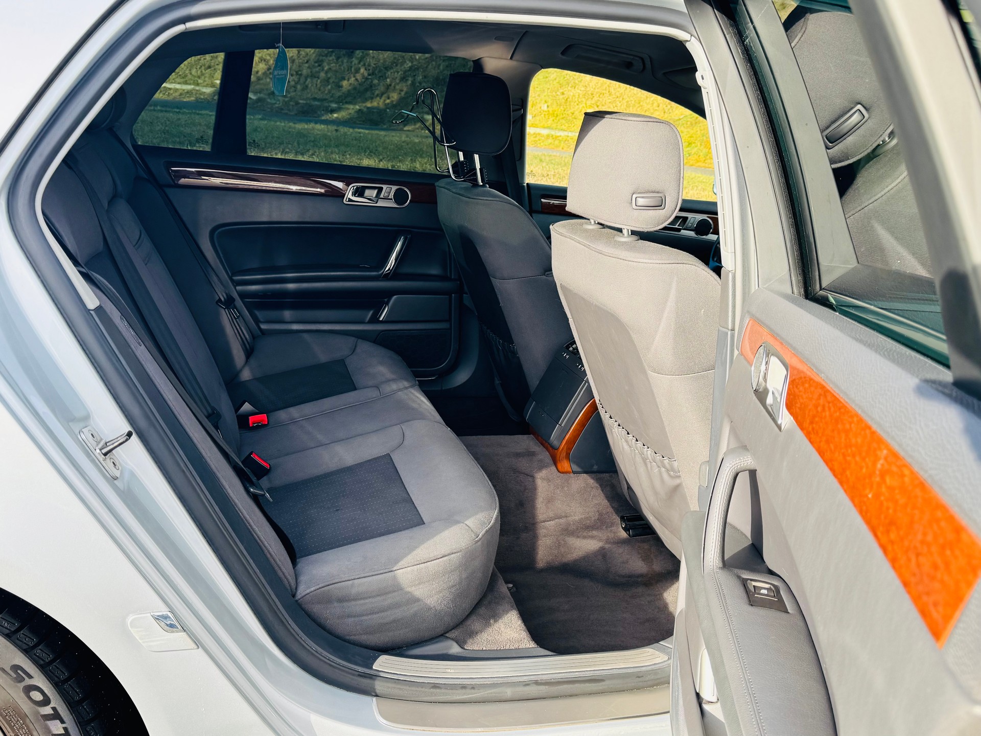 VW Phaeton 3.0 TDi V6 4Motion Tiptronic-image-12