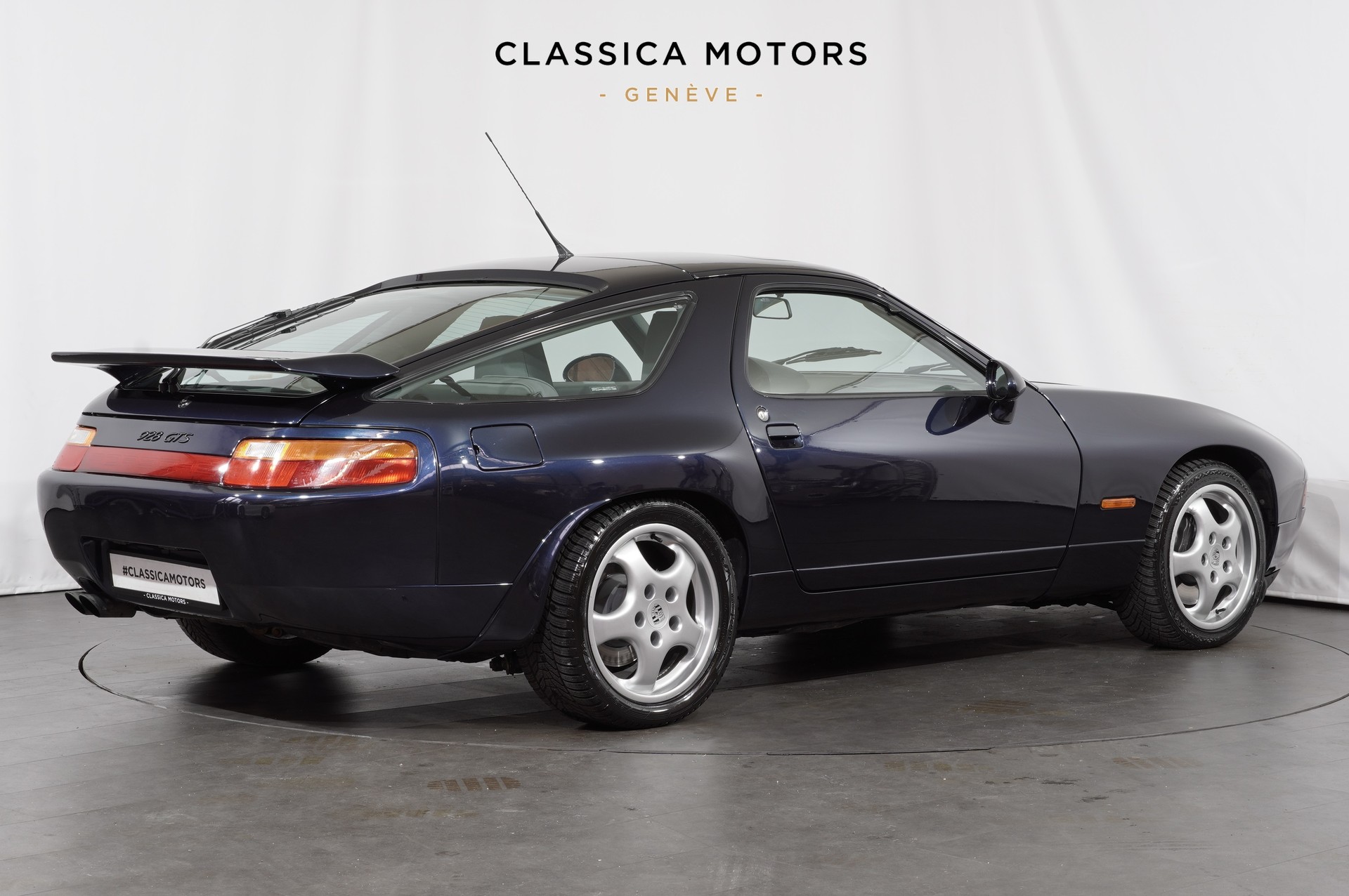 PORSCHE 928 GTS-showroom-element-3