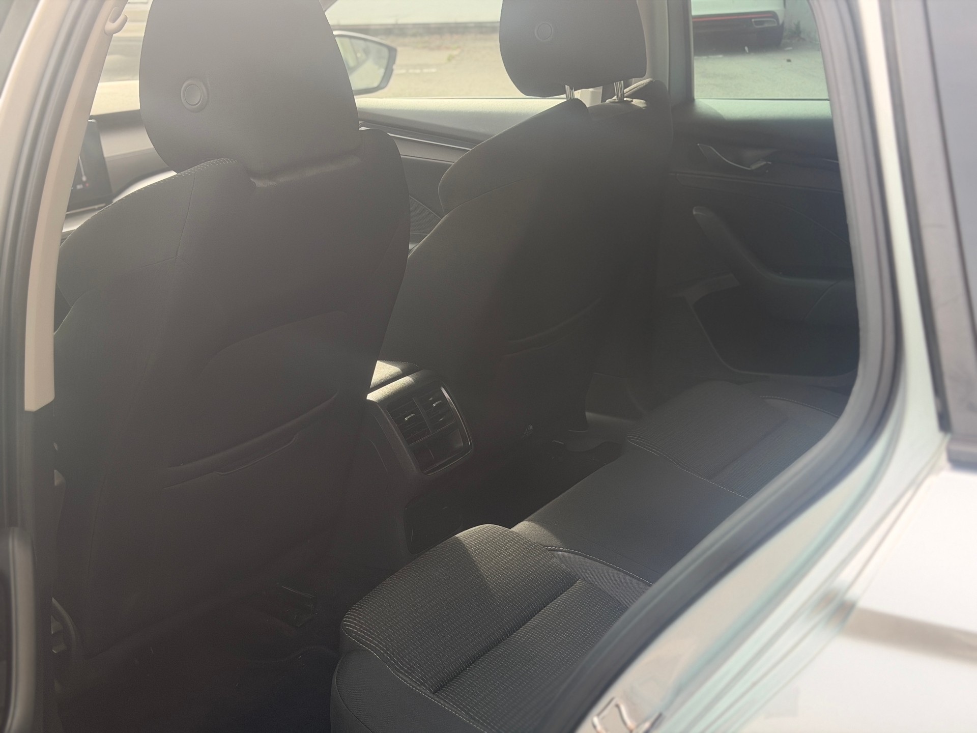 SKODA Octavia Combi 2.0 TDI DSG Ambition 4x4-image-15