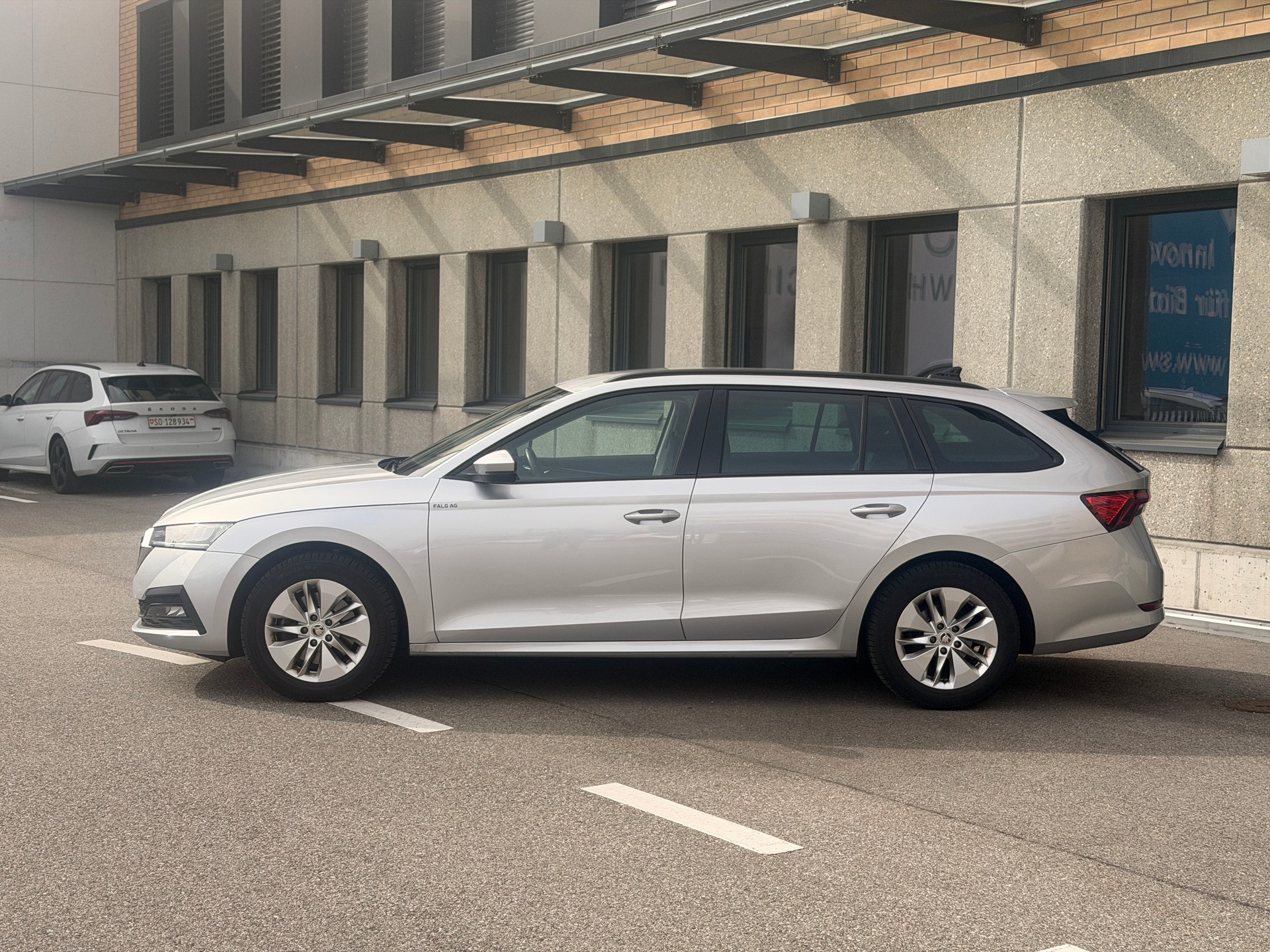 SKODA Octavia Combi 2.0 TDI DSG Ambition 4x4-image-1