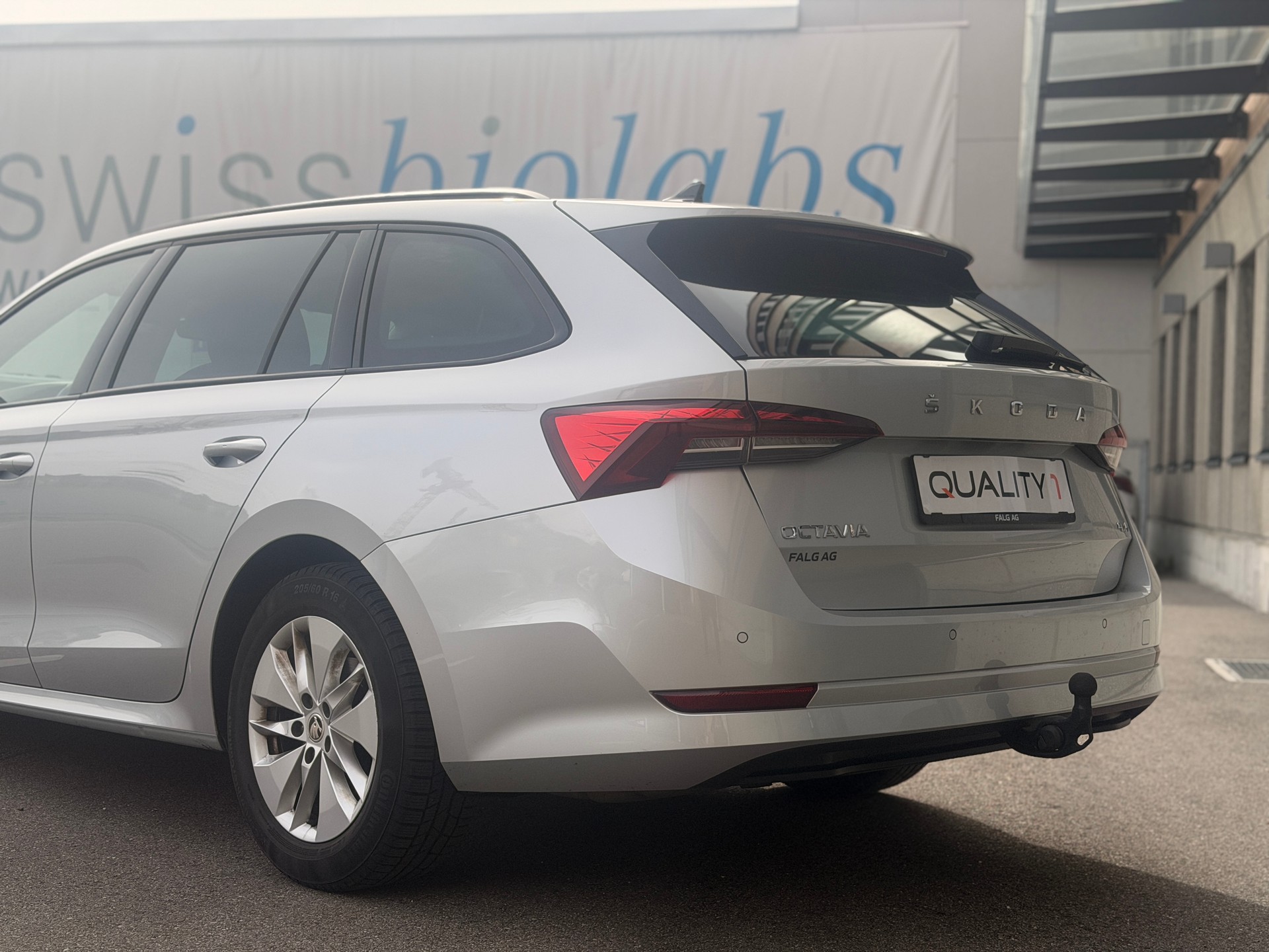 SKODA Octavia Combi 2.0 TDI DSG Ambition 4x4-image-9