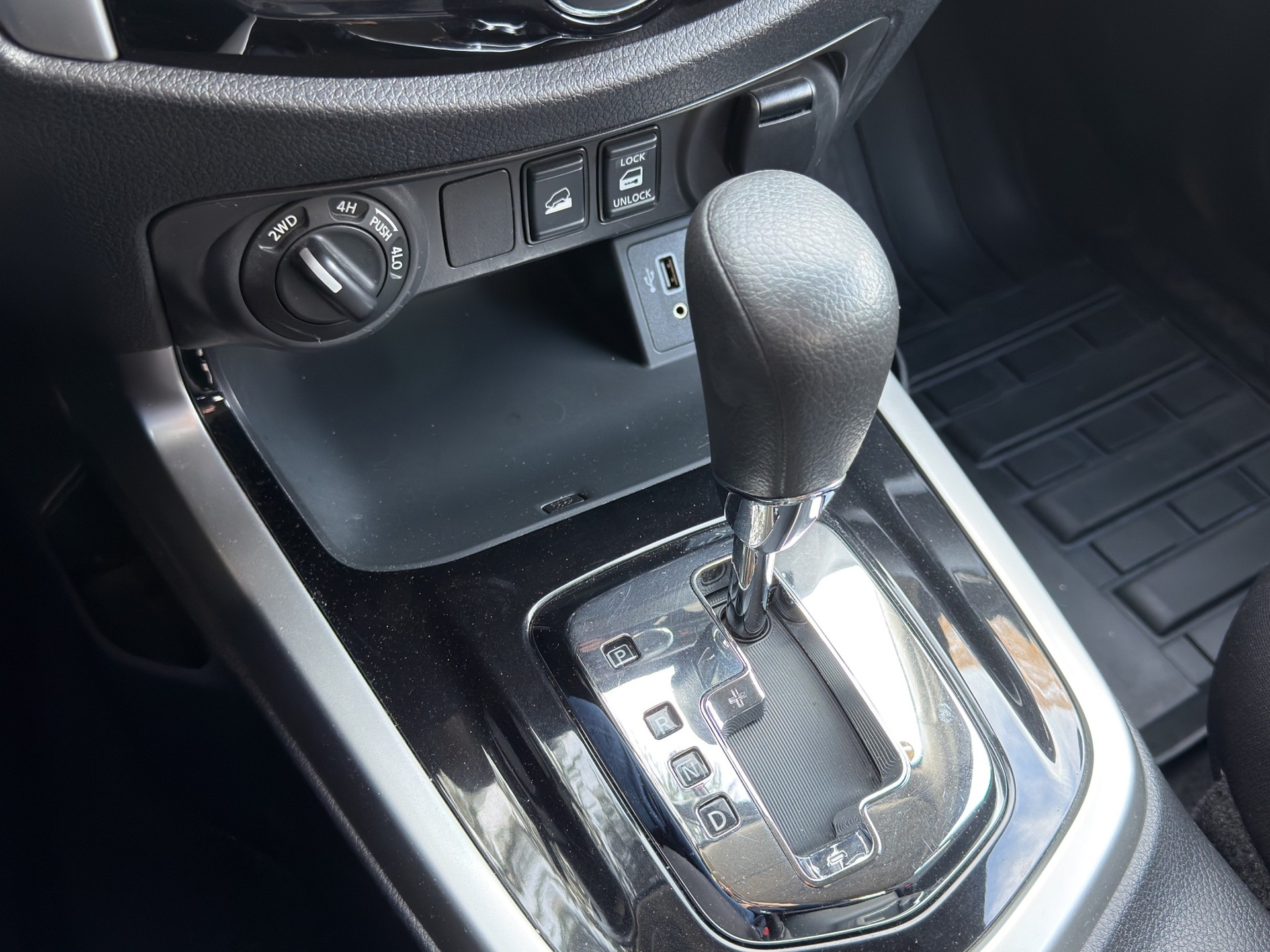 NISSAN Navara Double Cab N-Connecta 2.3 dCi 4WD-image-24