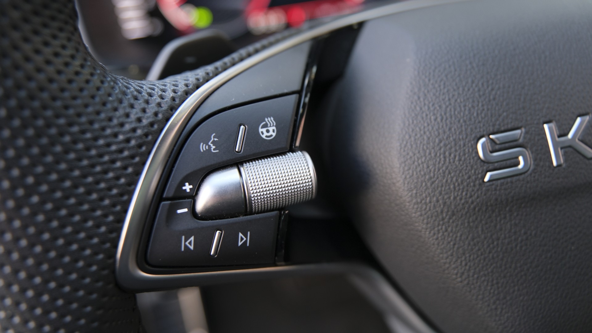 SKODA Karoq 1.5 TSI SportLine DSG-image-16