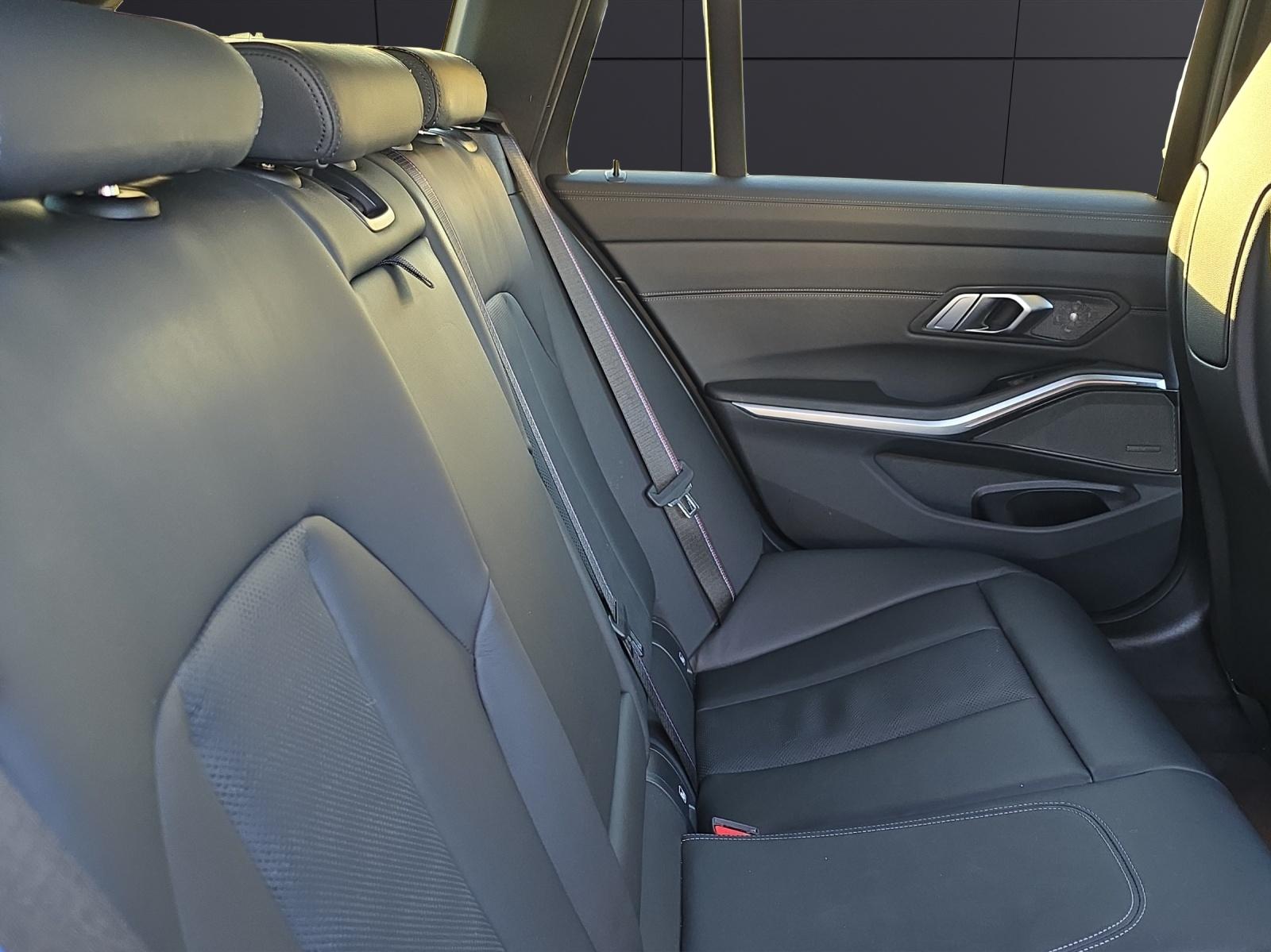 BMW M3 Competition xDrive Touring-image-9