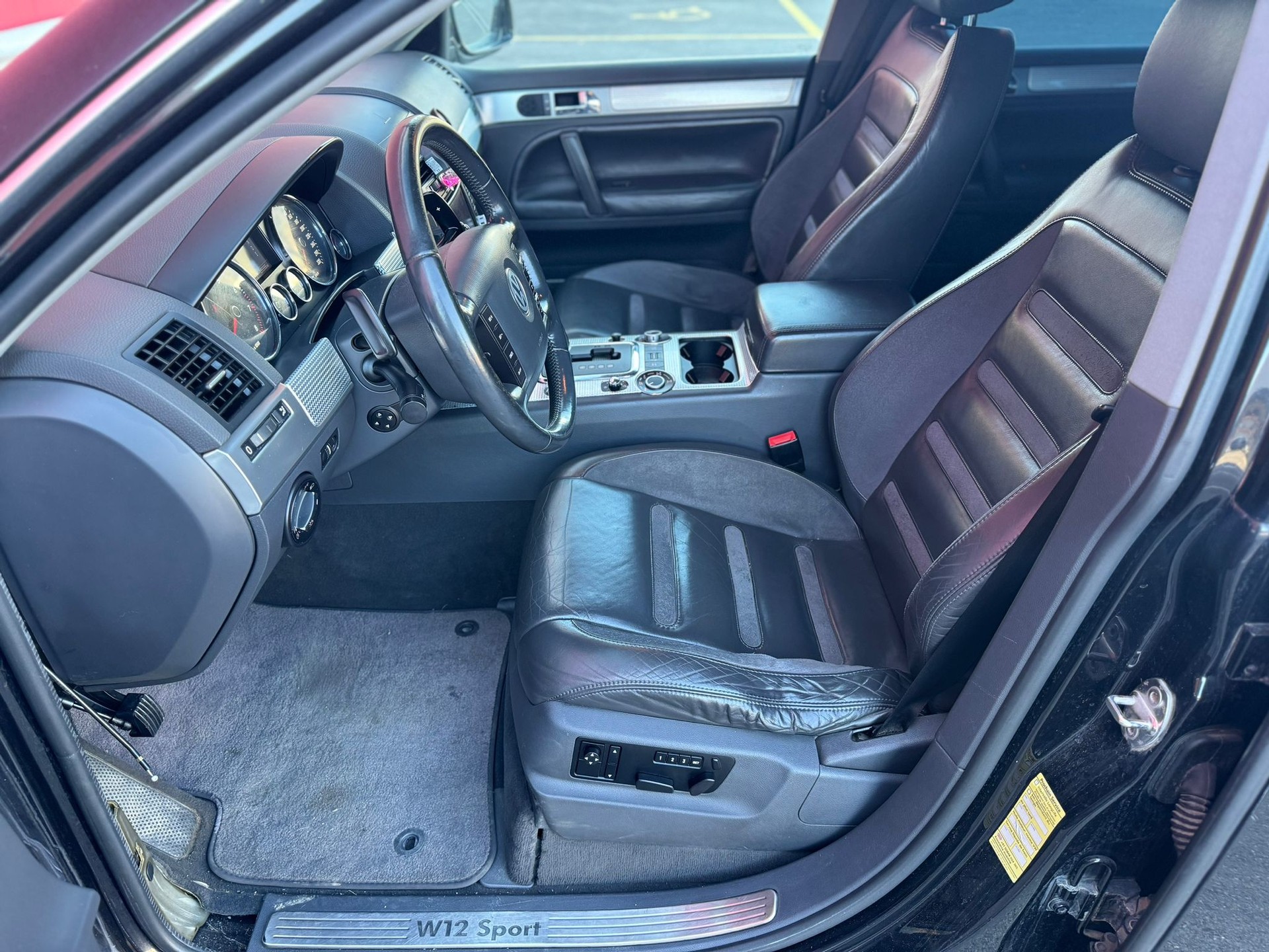 VW Touareg 6.0 W12 Sport Automatic-image-4