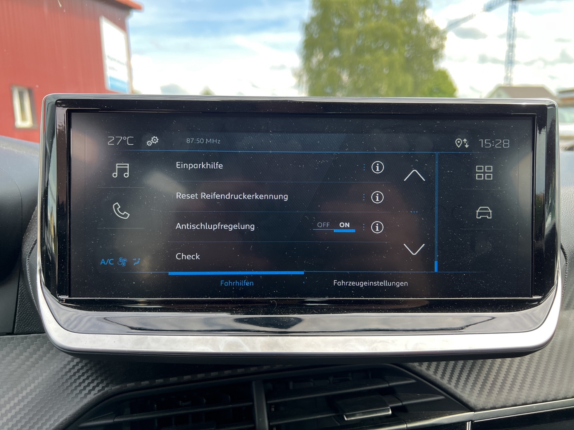 PEUGEOT 208 1.2 Hybrid Style-image-25