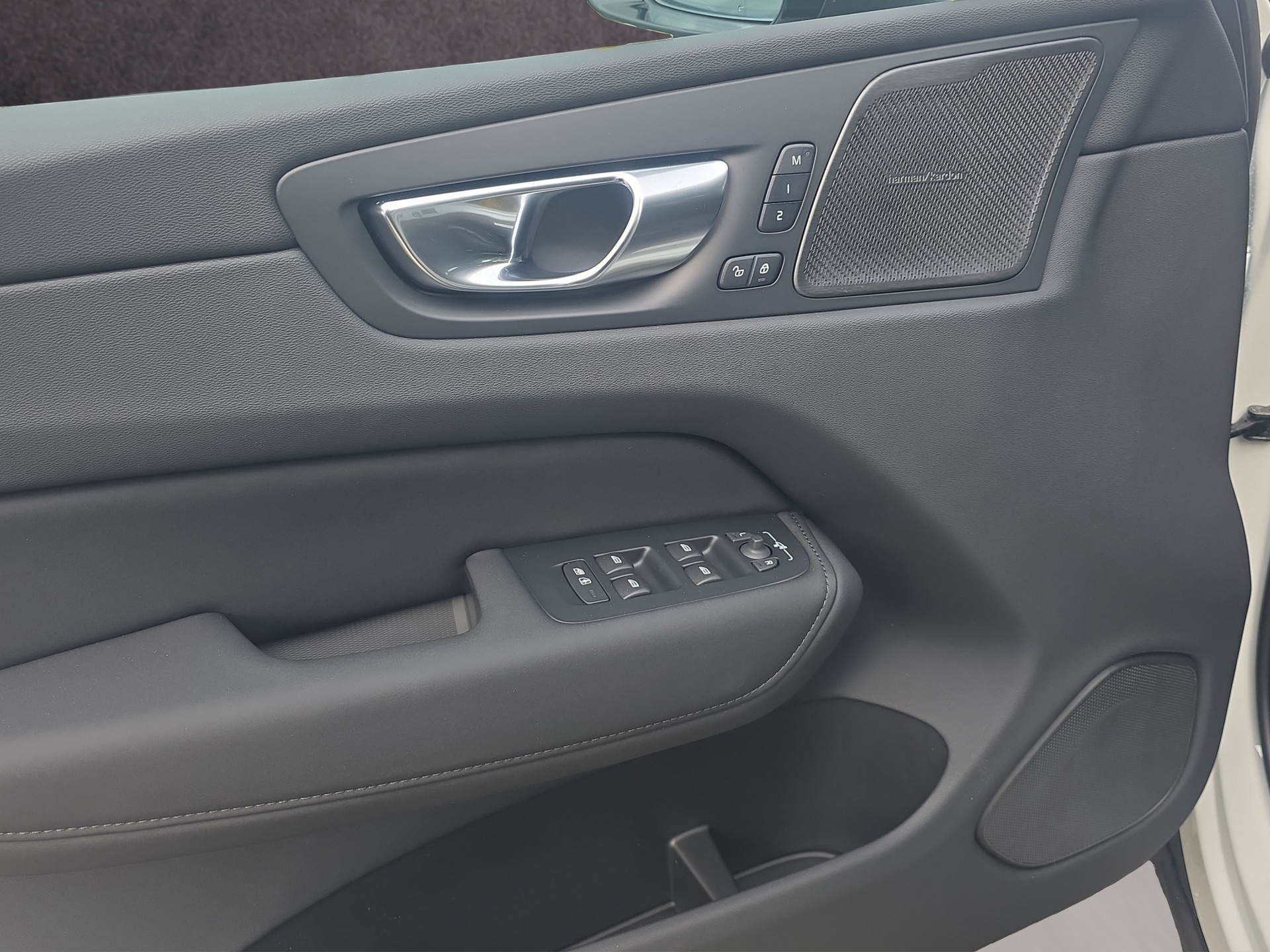 VOLVO XC60 2.0 T6 TE Ultra Dark eAWD-image-17