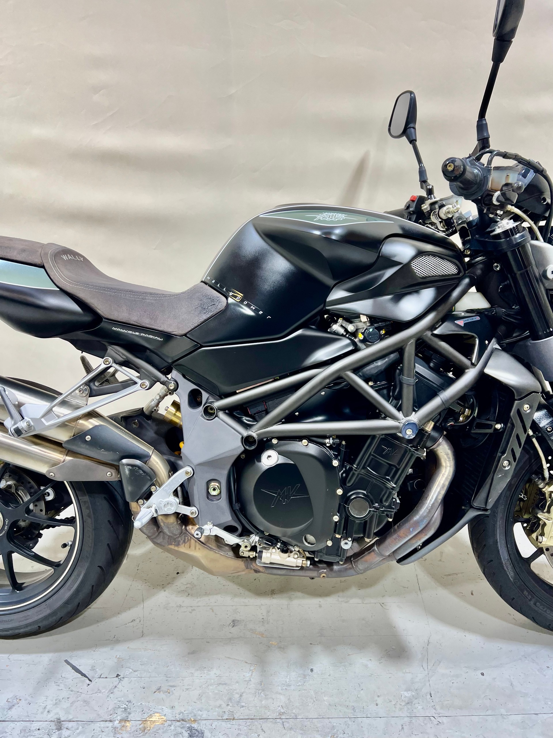 MV AGUSTA B4 Brutale 910 R - WALLY Limited 118 Stk.-showroom-element-2