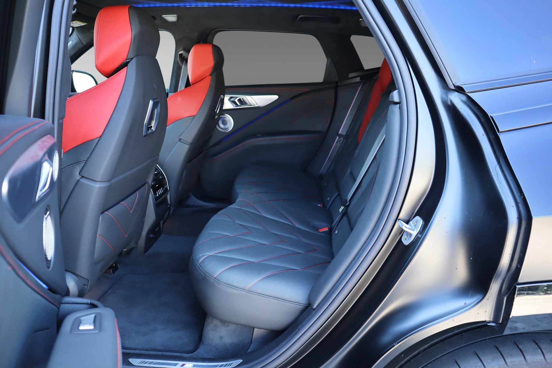 BMW XM xDrive PHEV Steptronic LABEL RED (1 of 500)-image-11