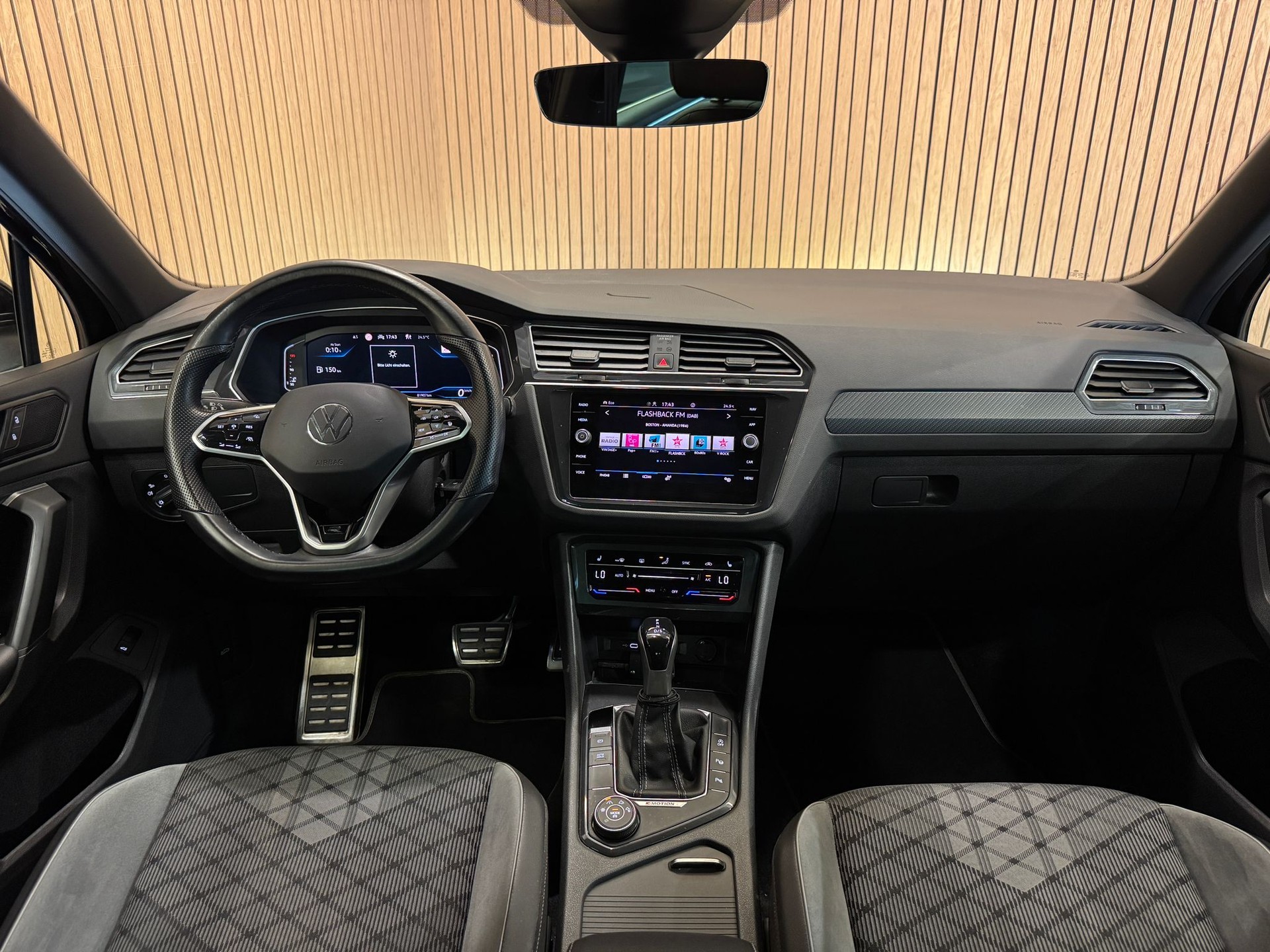VW Tiguan 2.0 TDI SCR R-Line 4Motion DSG-image-11