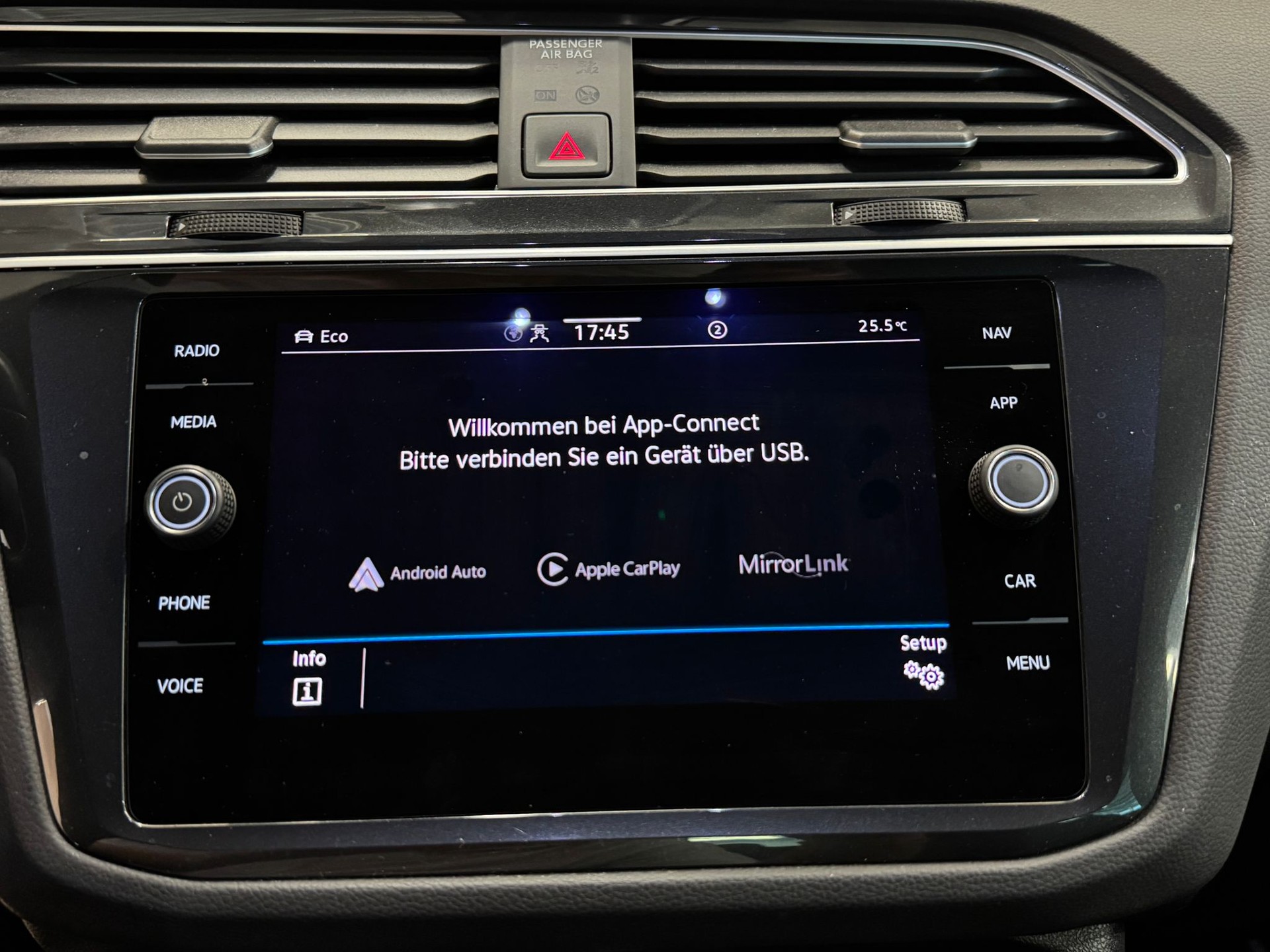 VW Tiguan 2.0 TDI SCR R-Line 4Motion DSG-image-22
