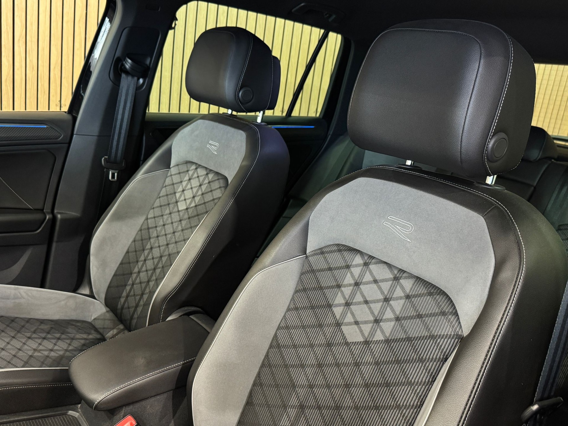 VW Tiguan 2.0 TDI SCR R-Line 4Motion DSG-image-26