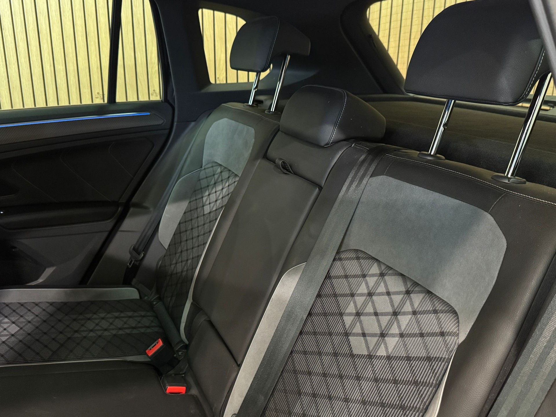VW Tiguan 2.0 TDI SCR R-Line 4Motion DSG-image-27