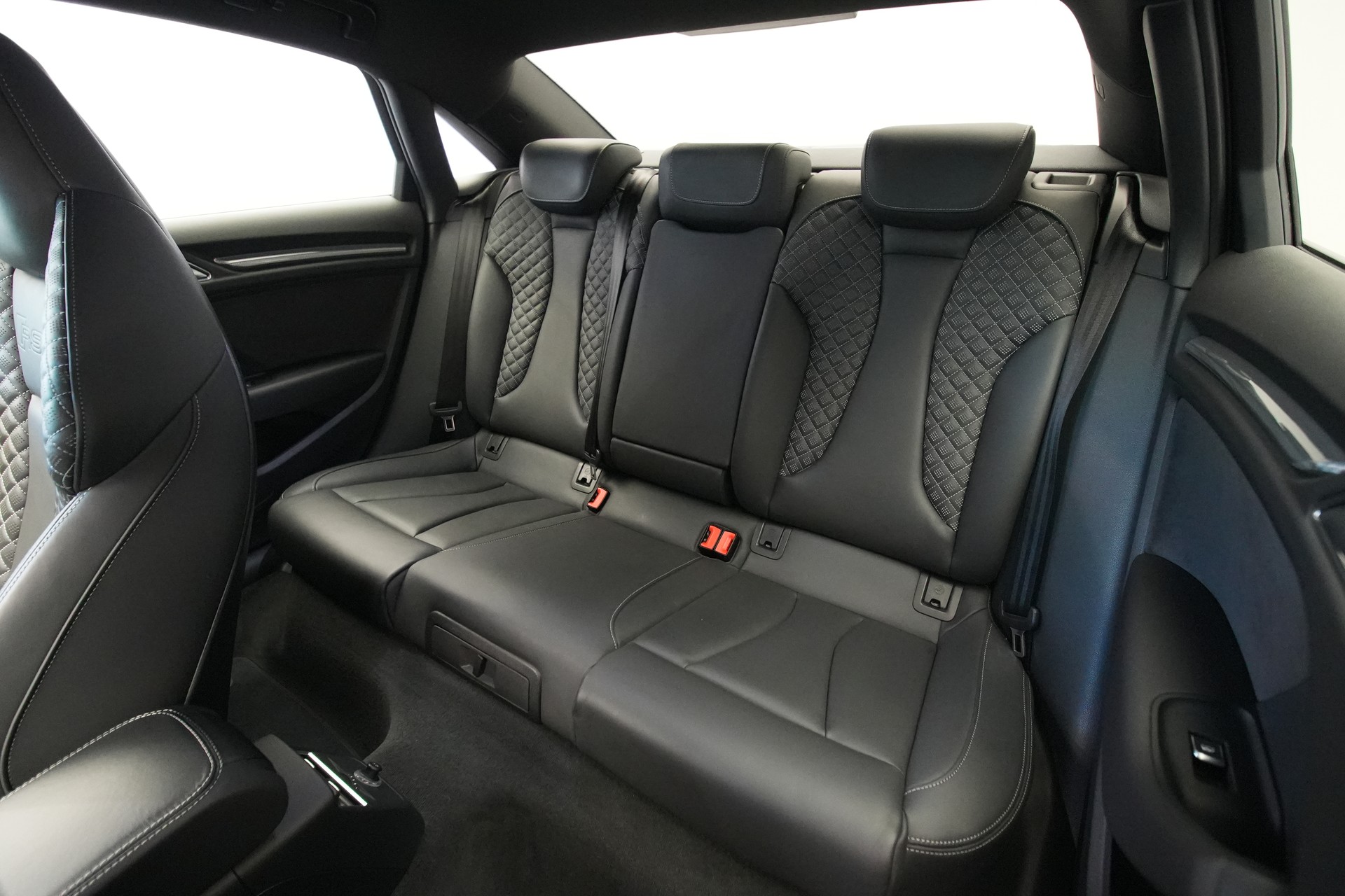 AUDI RS3 Limousine 2.5 TSI quattro S-tronic *Sportsitze* *Assistenzpaket* *B&O*-image-15