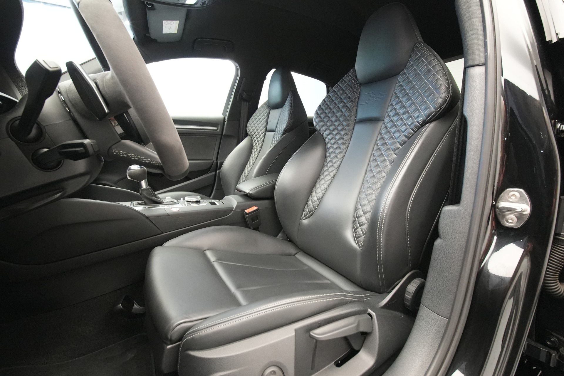 AUDI RS3 Limousine 2.5 TSI quattro S-tronic *Sportsitze* *Assistenzpaket* *B&O*-image-13