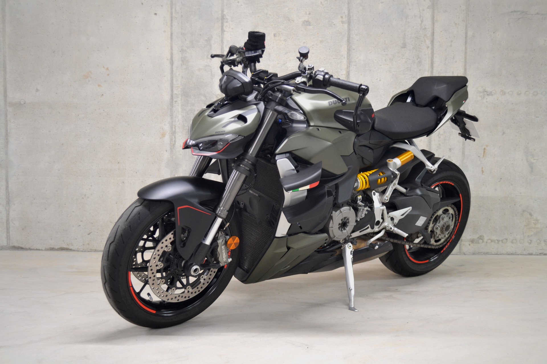 DUCATI Streetfighter V2-showroom-element-1