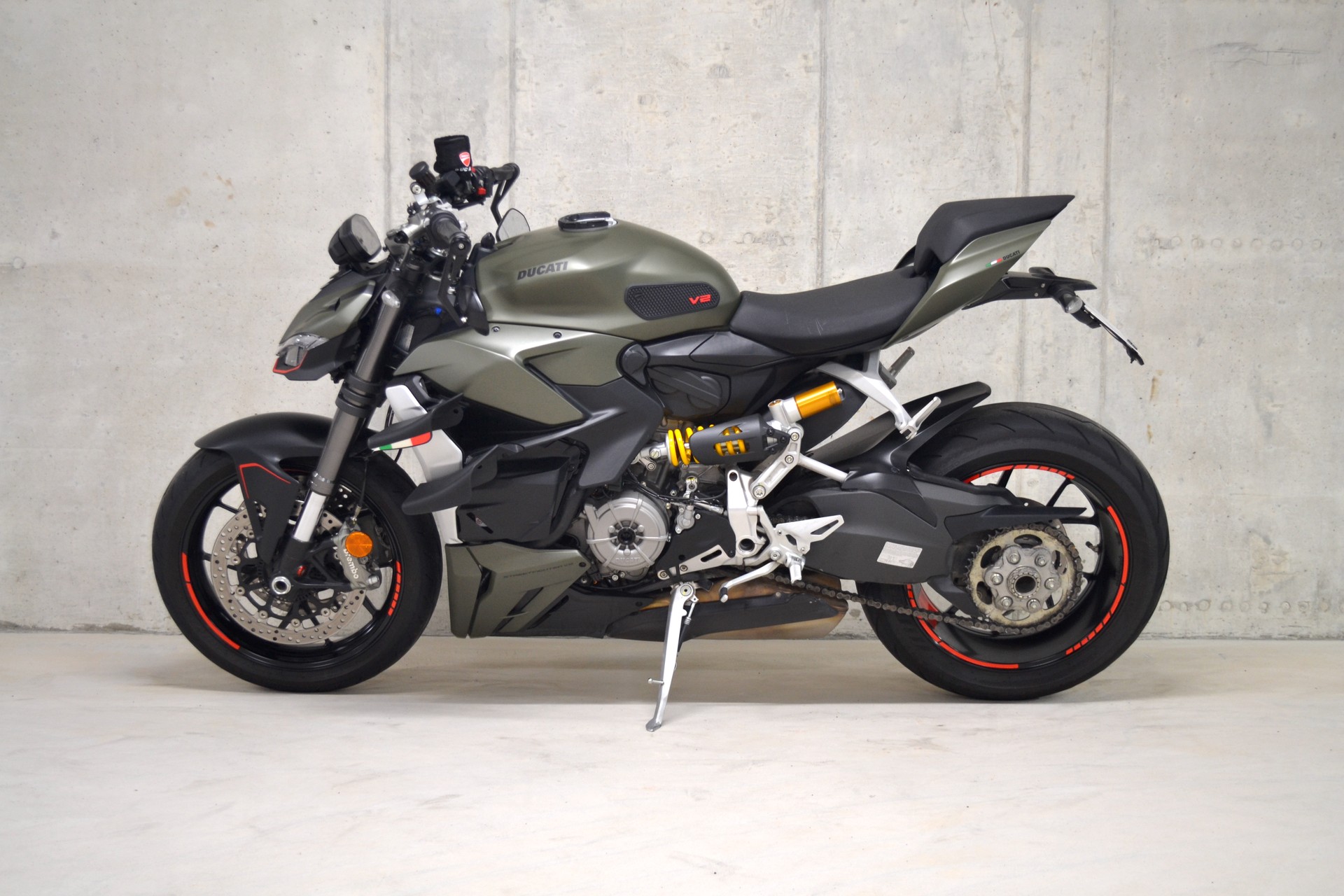 DUCATI Streetfighter V2-showroom-element-2