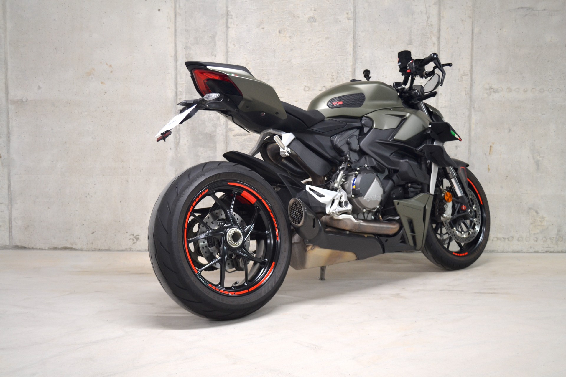 DUCATI Streetfighter V2-showroom-element-3