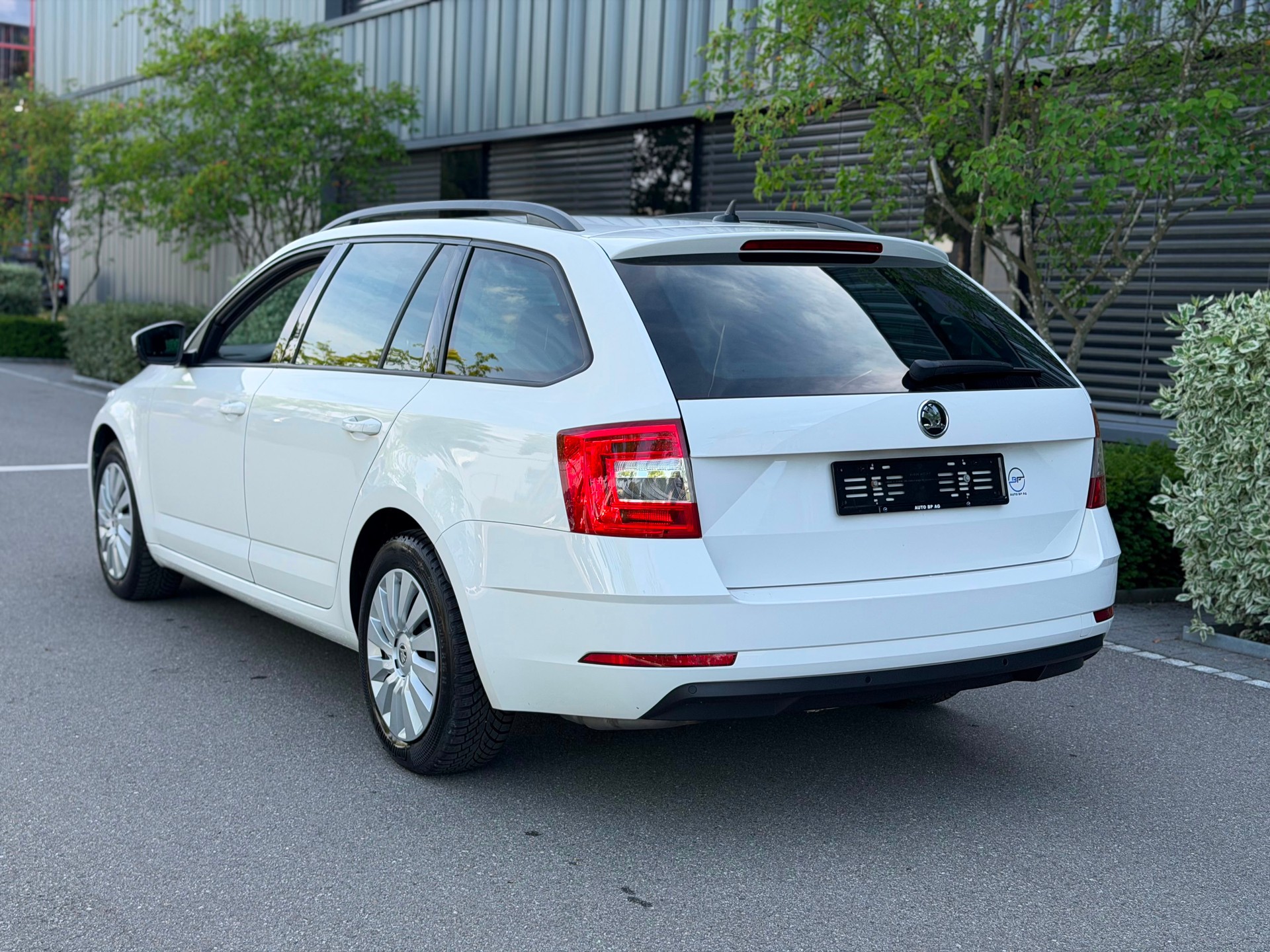 SKODA Octavia Combi 1.6 TDI Ambition 4x4-image-1