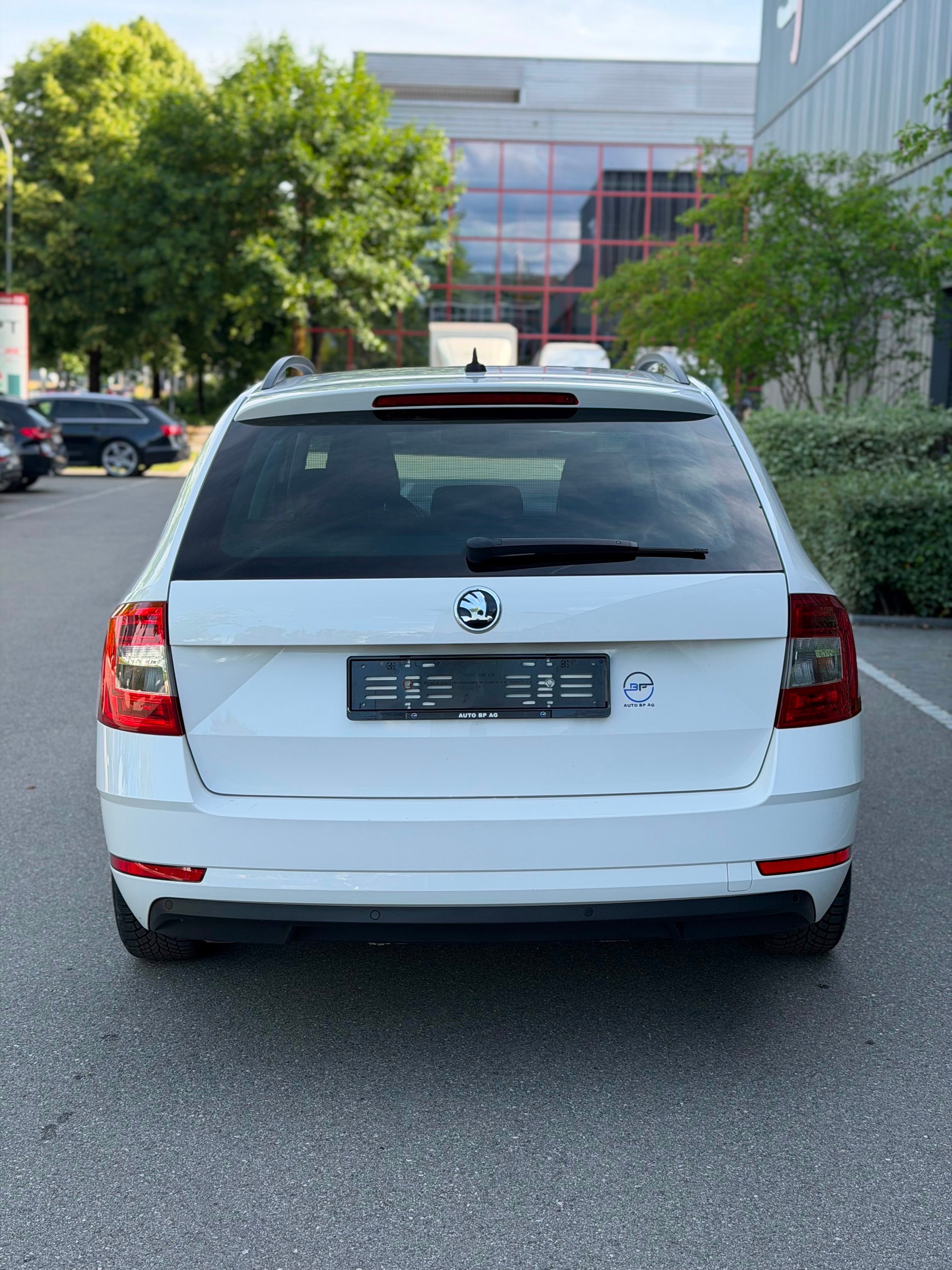 SKODA Octavia Combi 1.6 TDI Ambition 4x4-image-2