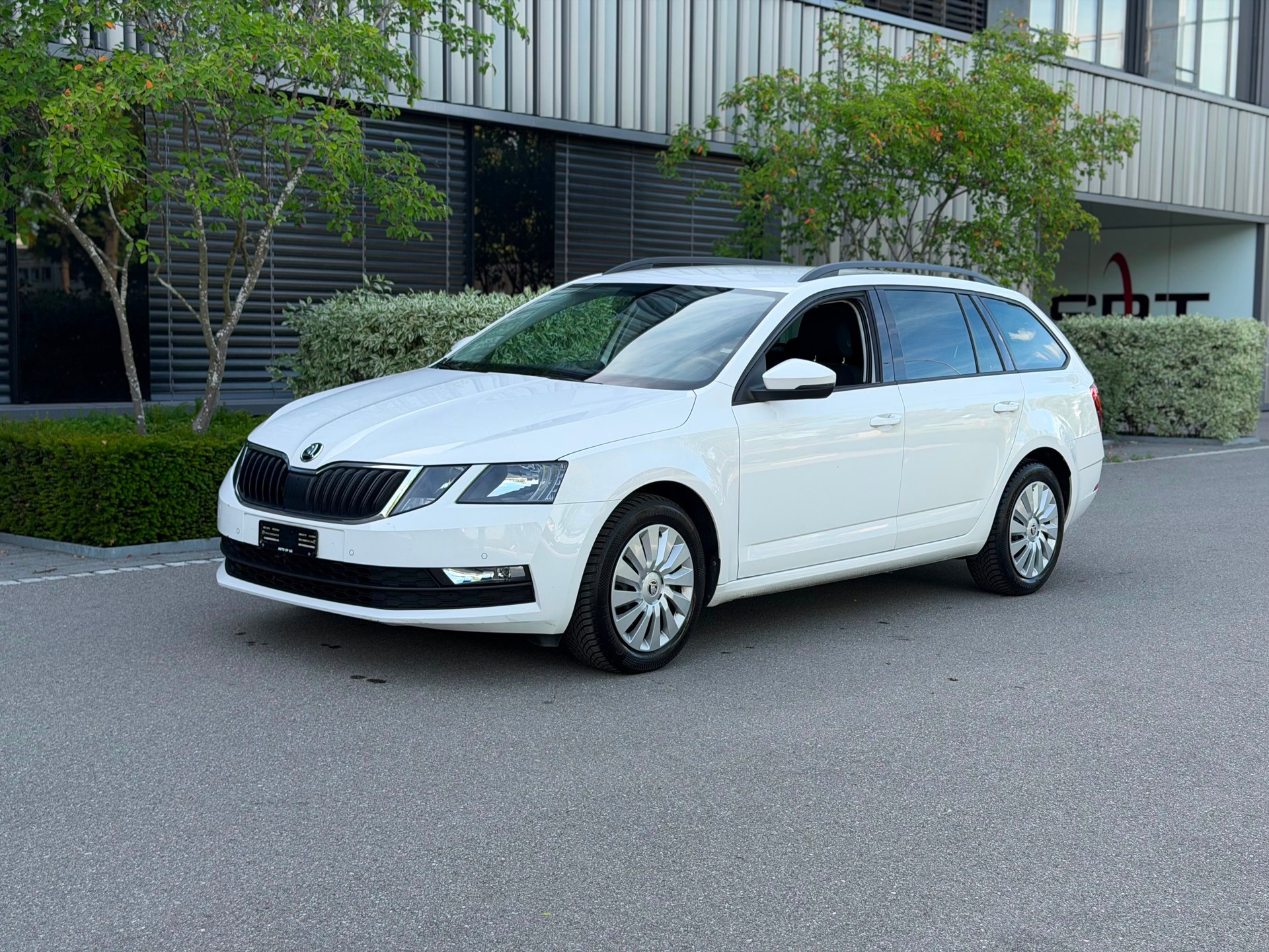 SKODA Octavia Combi 1.6 TDI Ambition 4x4-image-0