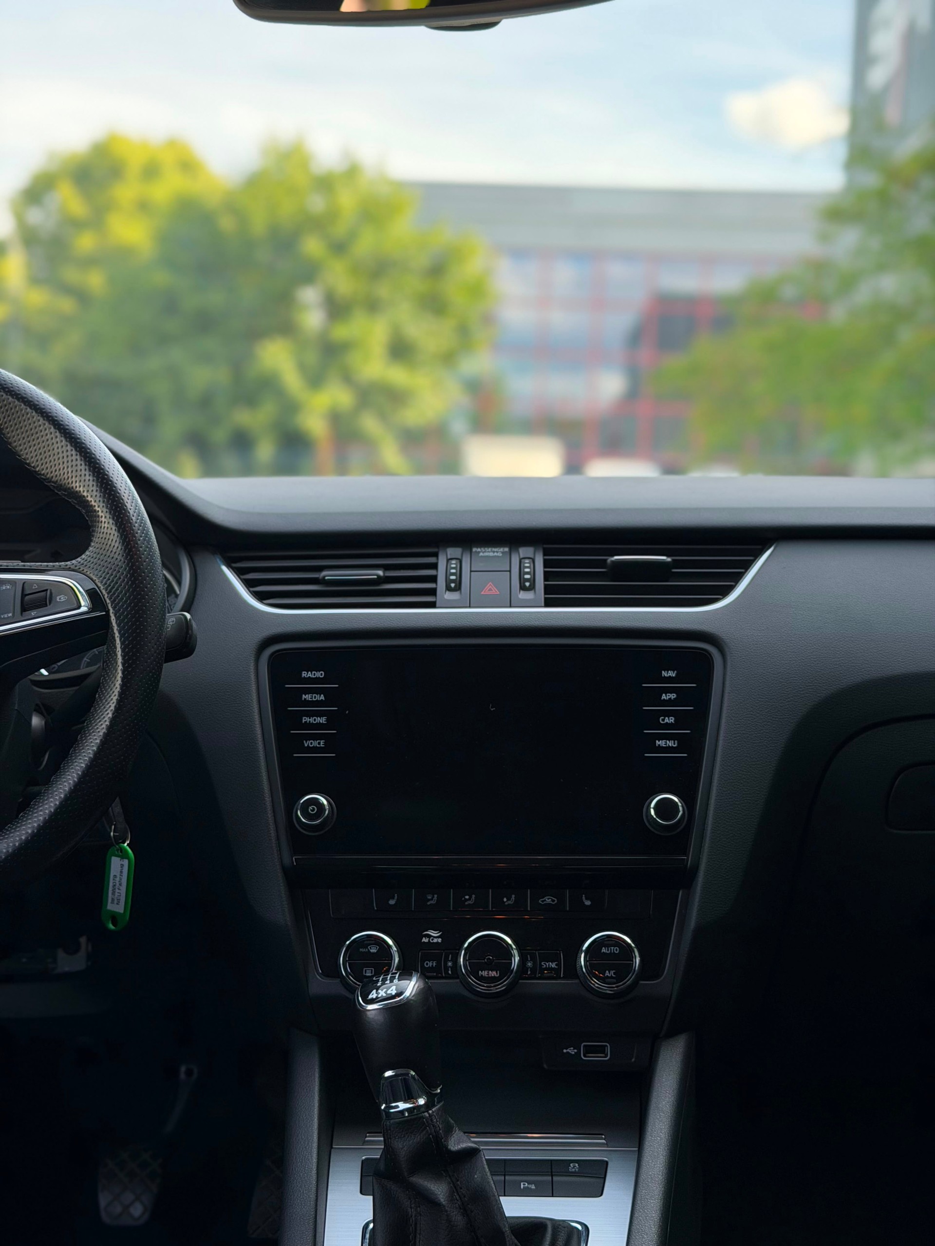 SKODA Octavia Combi 1.6 TDI Ambition 4x4-image-8