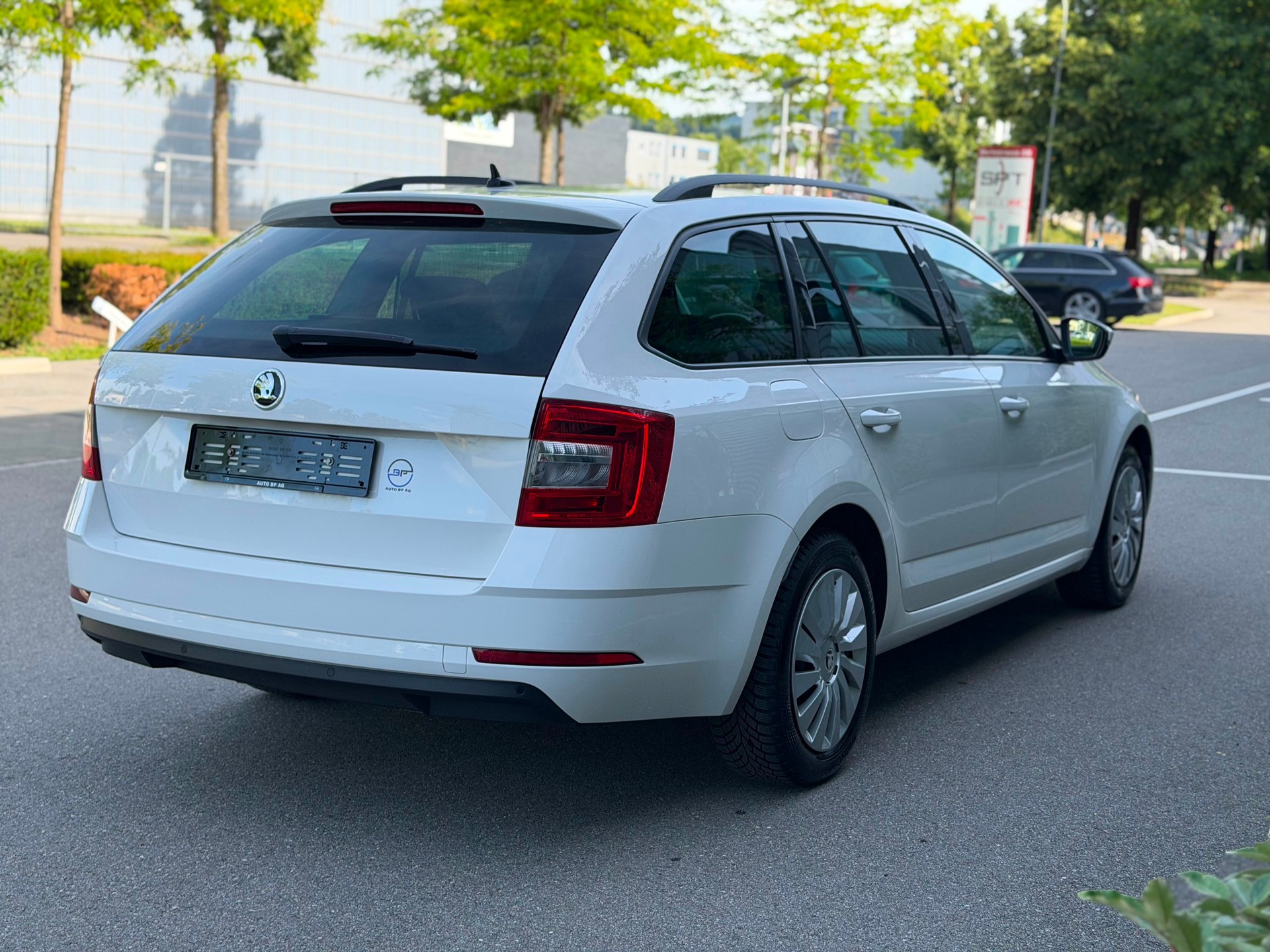 SKODA Octavia Combi 1.6 TDI Ambition 4x4-image-4