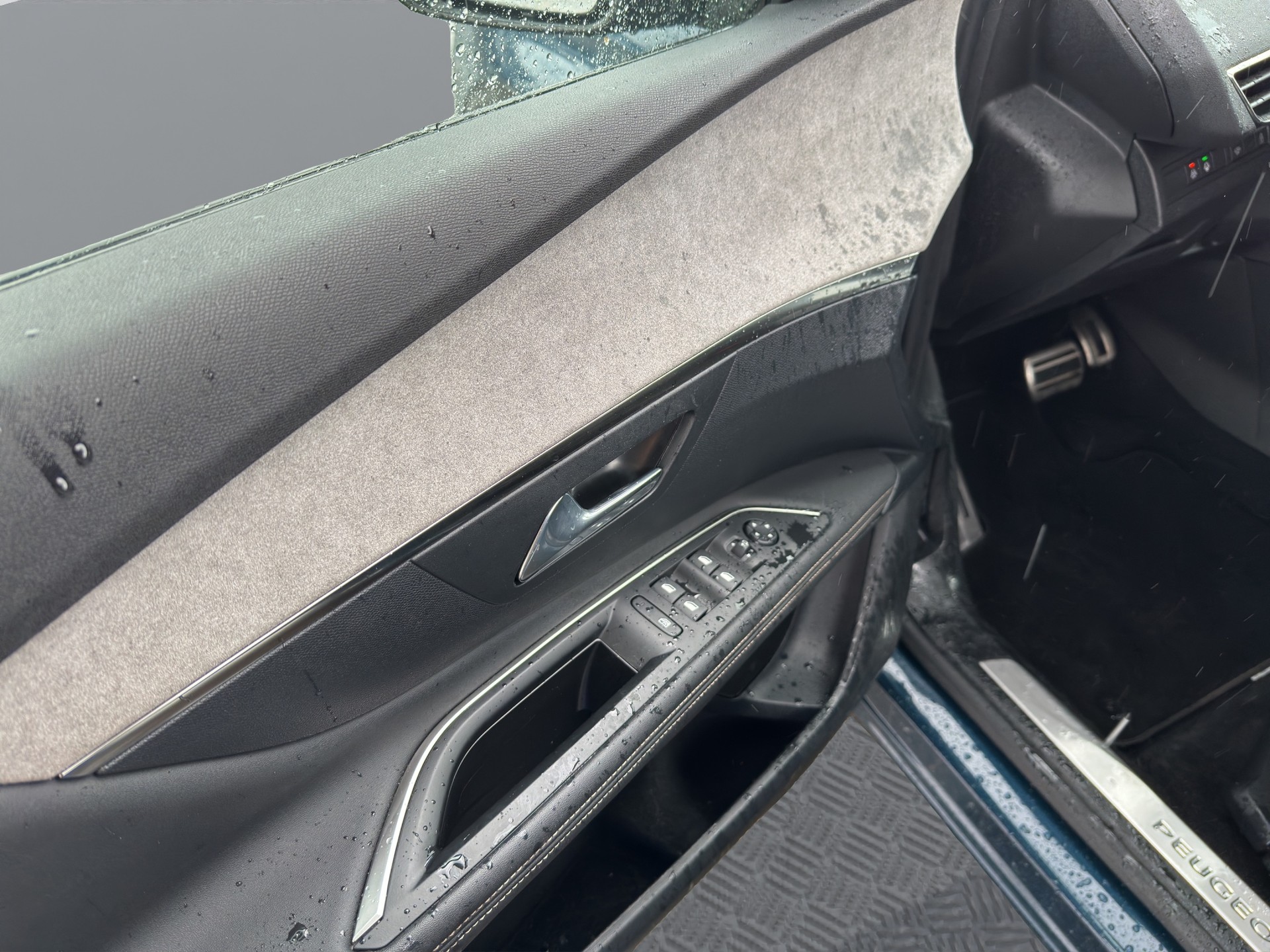 PEUGEOT 3008 1.2 PureTech GT EAT8-image-8