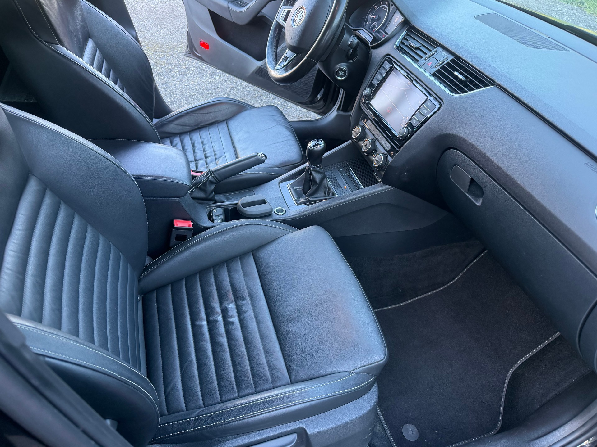 SKODA Octavia Combi 2.0 TSI RS-image-8