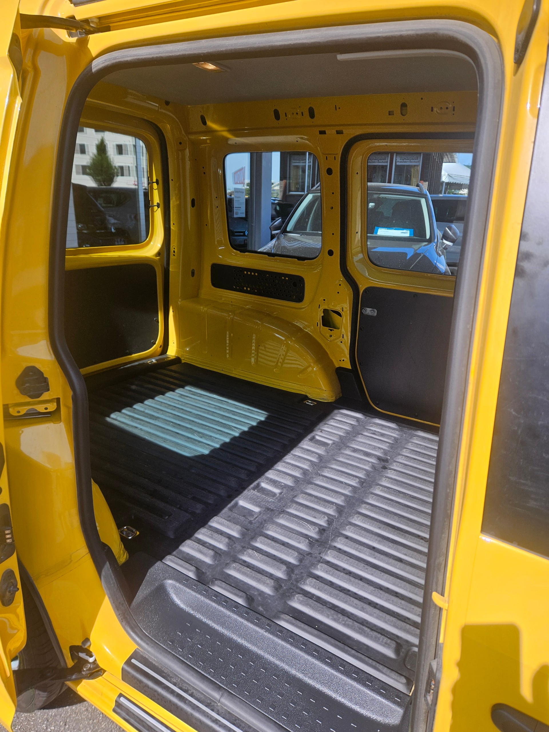 VW Caddy 1.0 TSI BlueMotion Technology-image-8