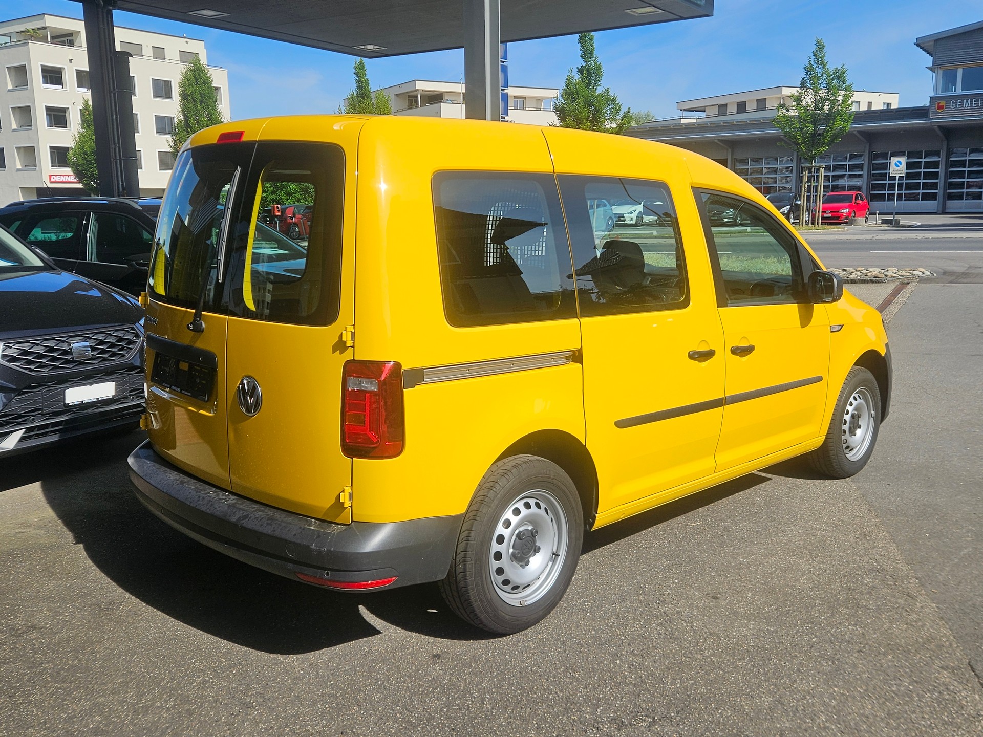 VW Caddy 1.0 TSI BlueMotion Technology-image-1