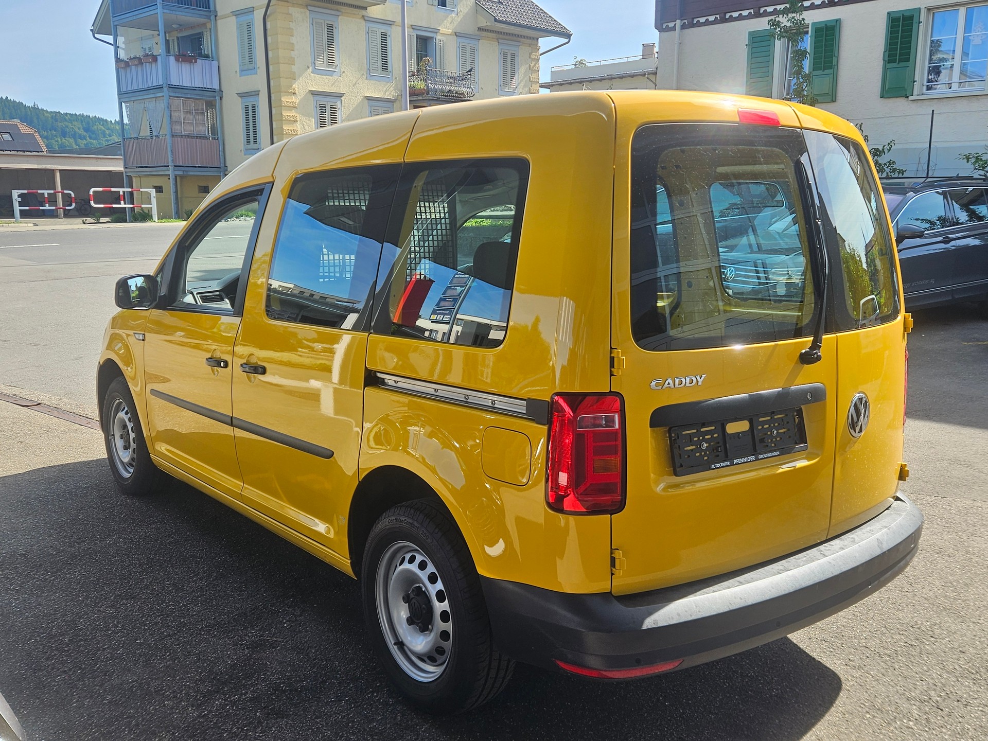 VW Caddy 1.0 TSI BlueMotion Technology-image-2