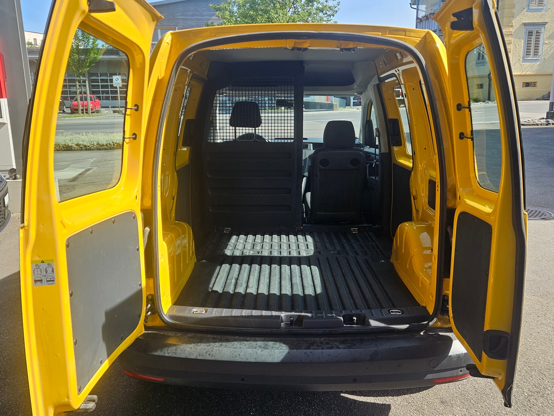 VW Caddy 1.0 TSI BlueMotion Technology-image-9