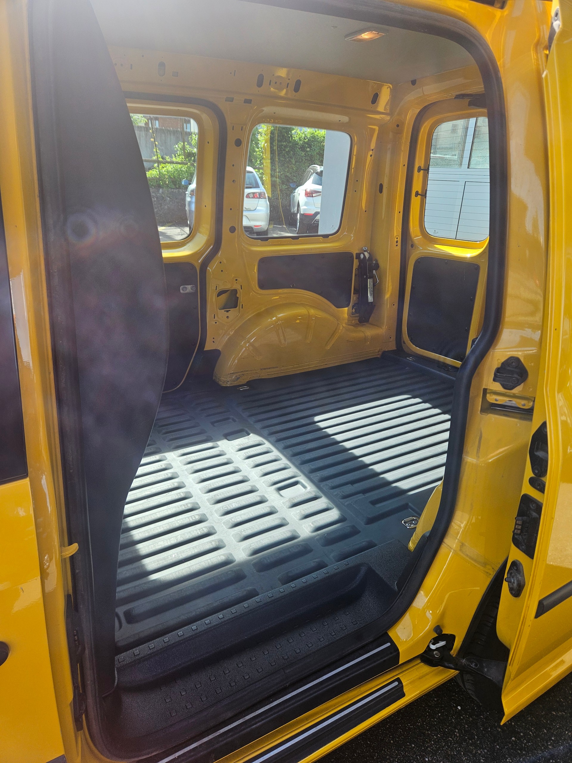 VW Caddy 1.0 TSI BlueMotion Technology-image-7