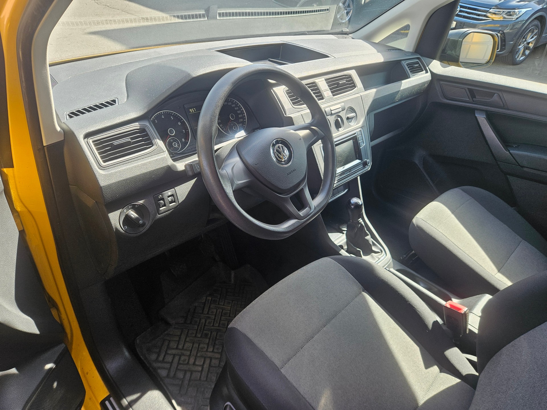 VW Caddy 1.0 TSI BlueMotion Technology-image-4