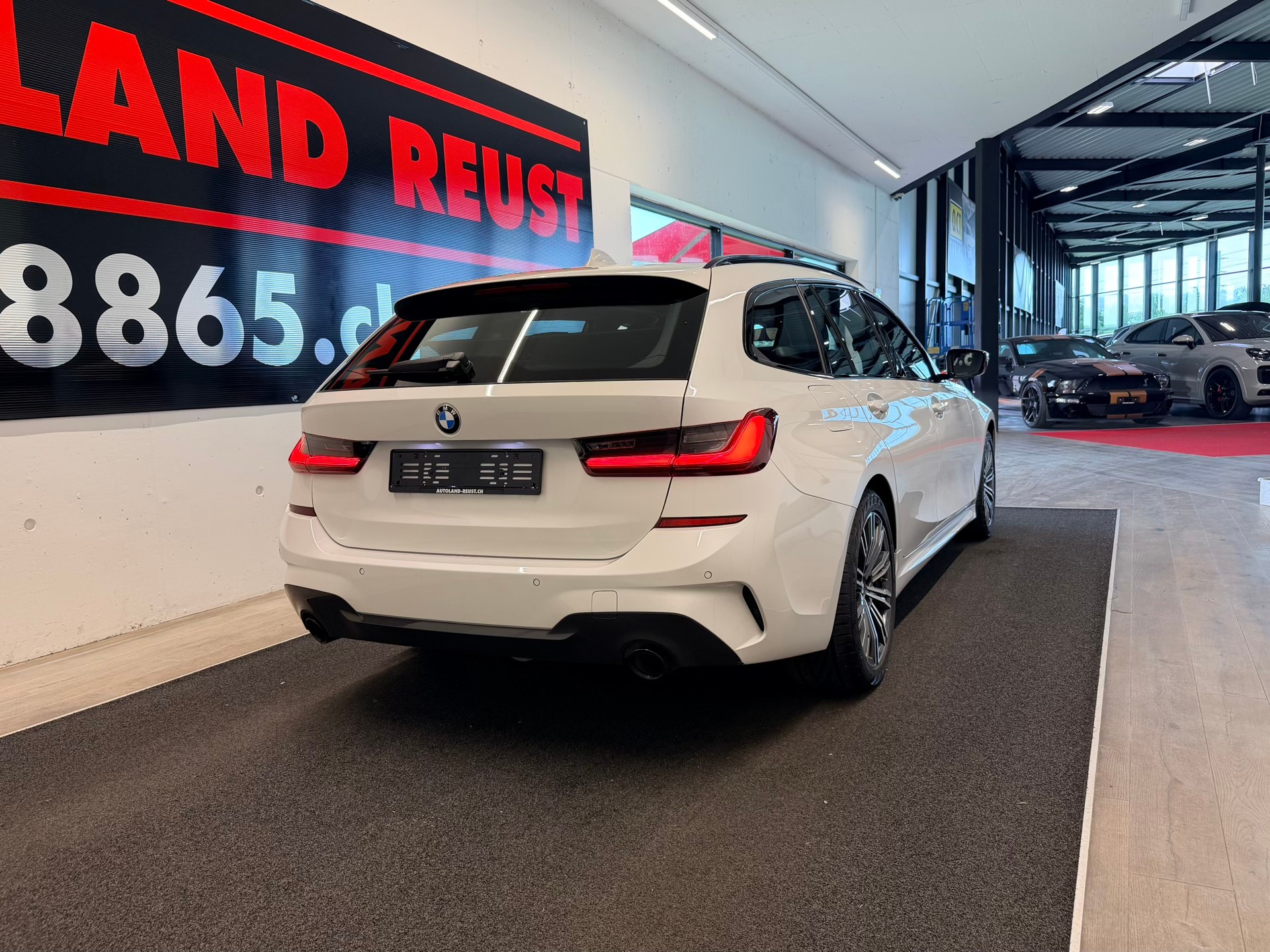 BMW 330i Touring xDrive Steptronic M Sport-image-6