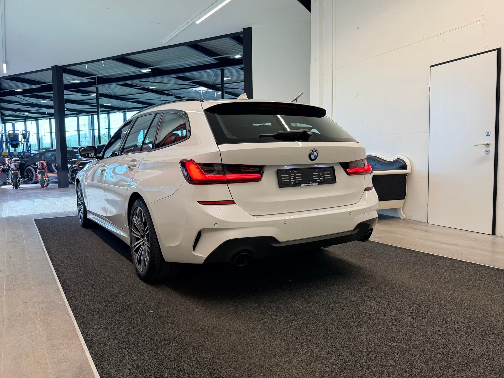 BMW 330i Touring xDrive Steptronic M Sport-image-7