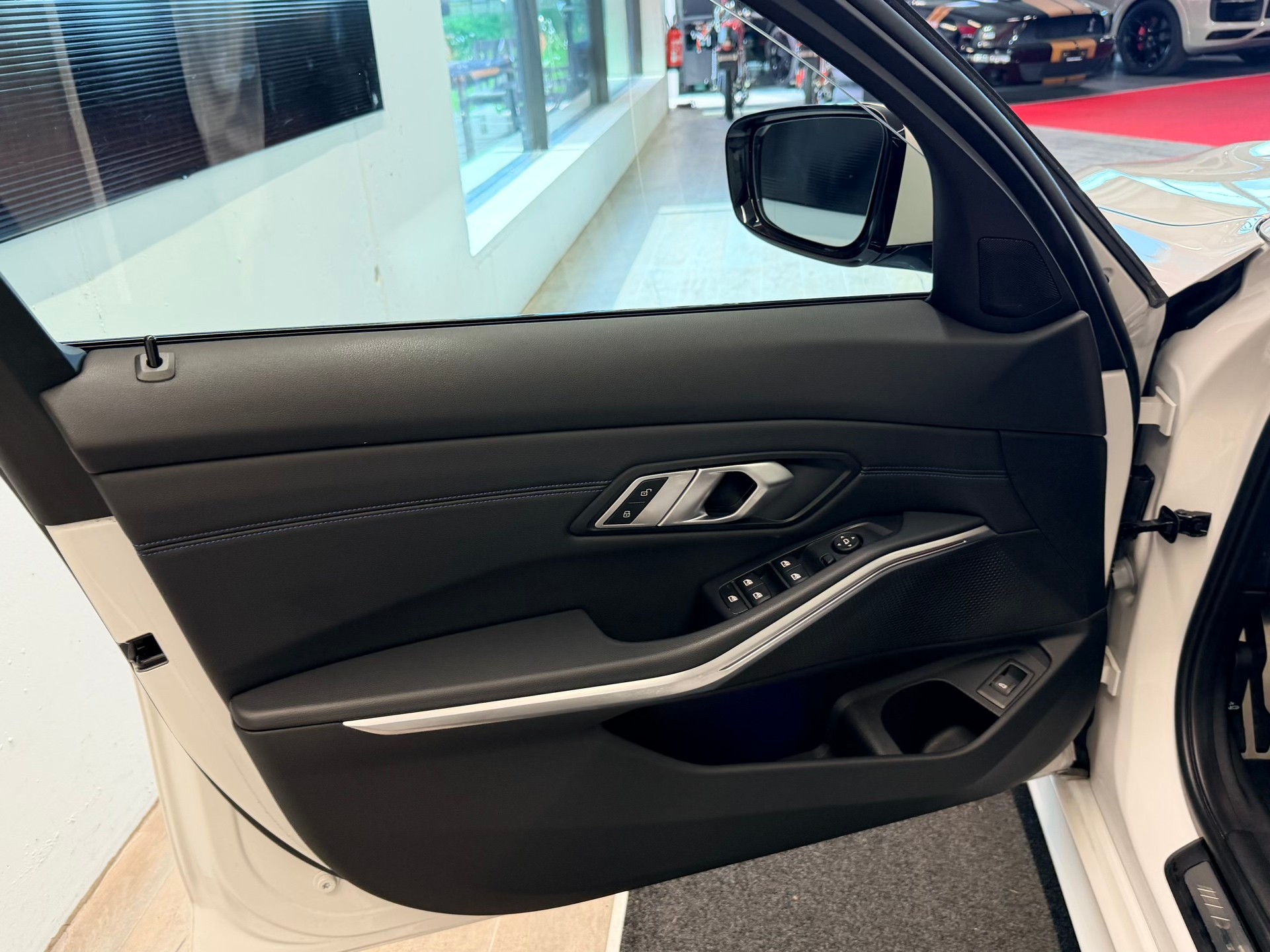 BMW 330i Touring xDrive Steptronic M Sport-image-13