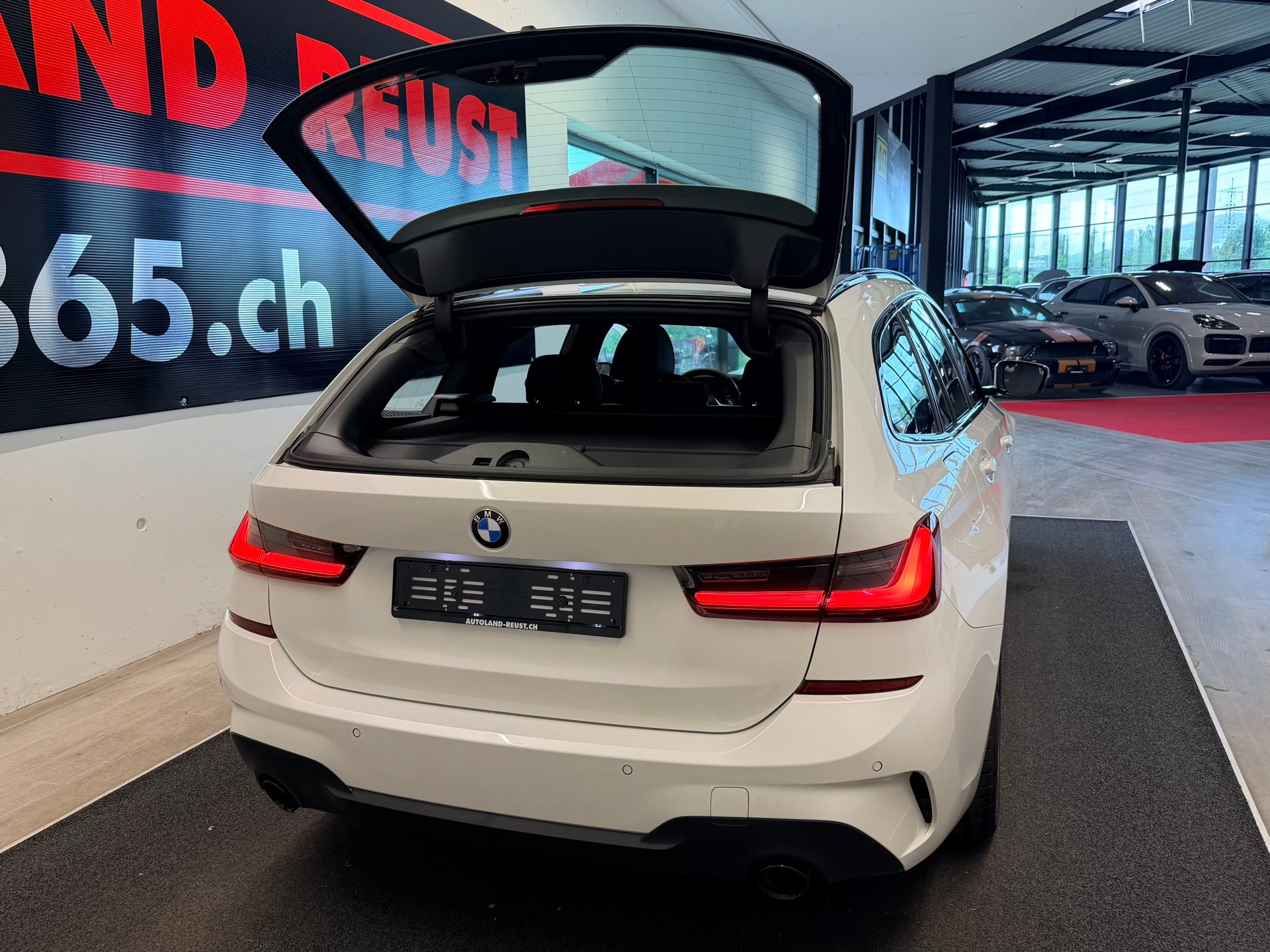 BMW 330i Touring xDrive Steptronic M Sport-image-11