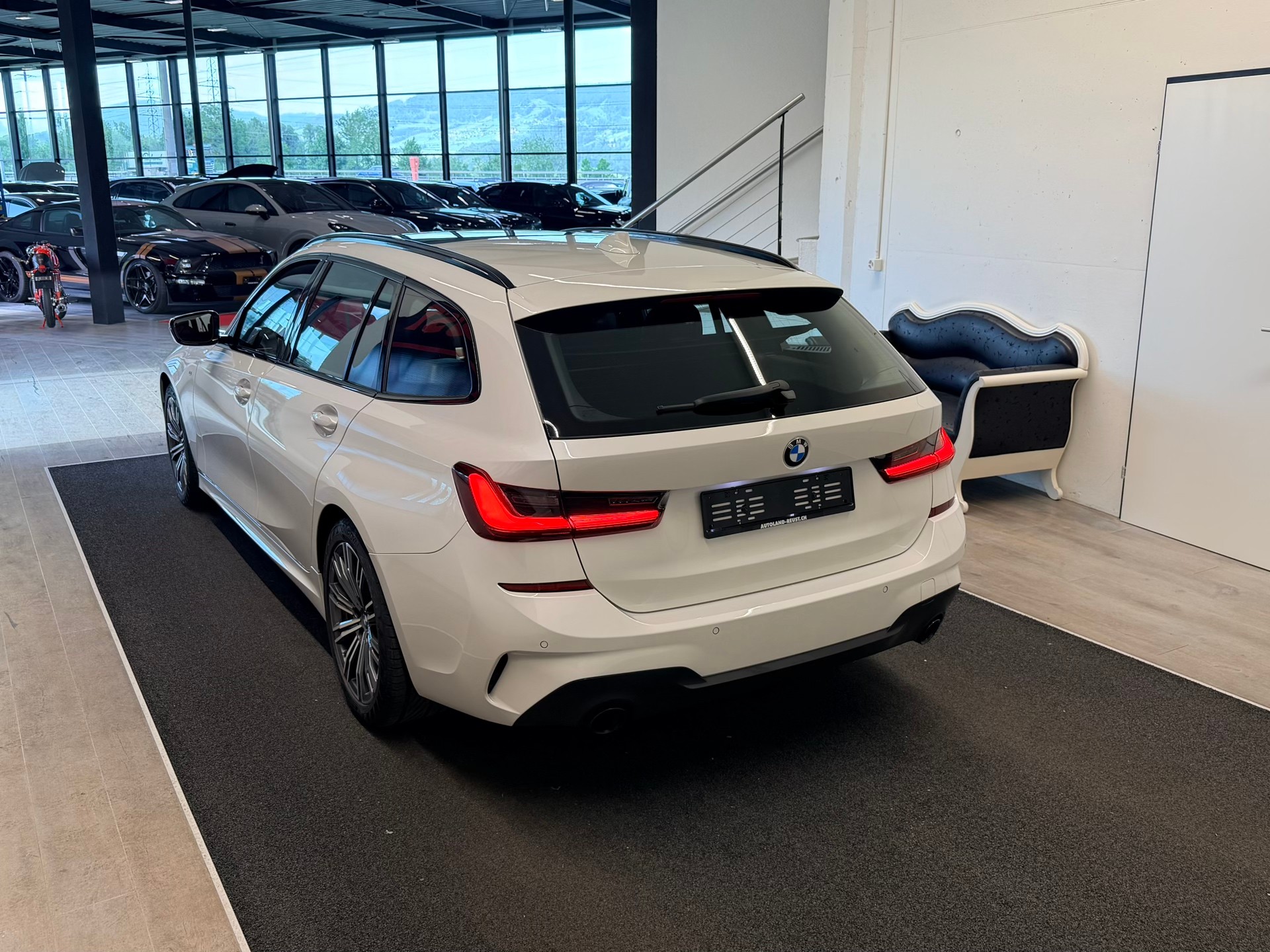 BMW 330i Touring xDrive Steptronic M Sport-image-8