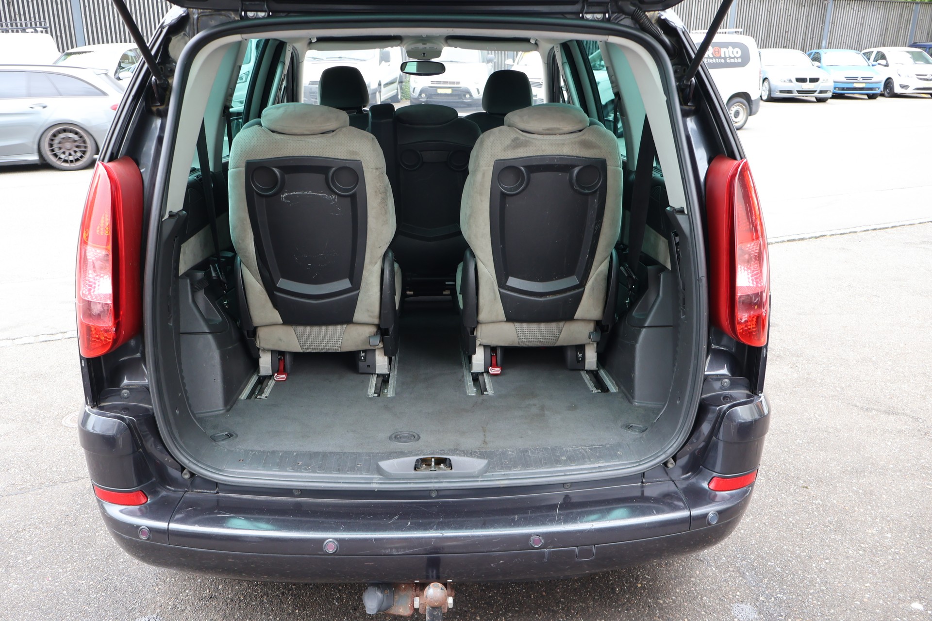 PEUGEOT 807 2.0 16V HDi ST Family+ Automatic-image-8