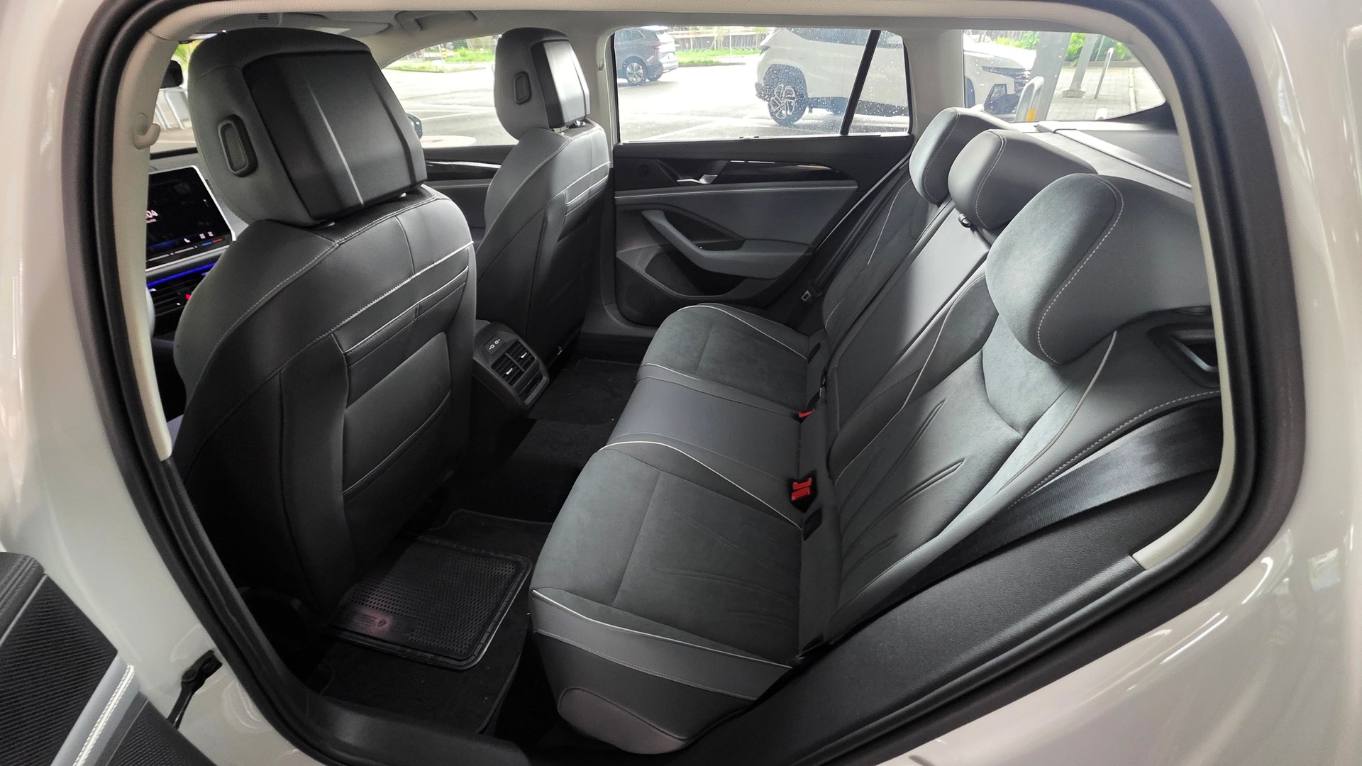 VW Passat Variant 1.5 eTSI evo2 Business DSG-image-7