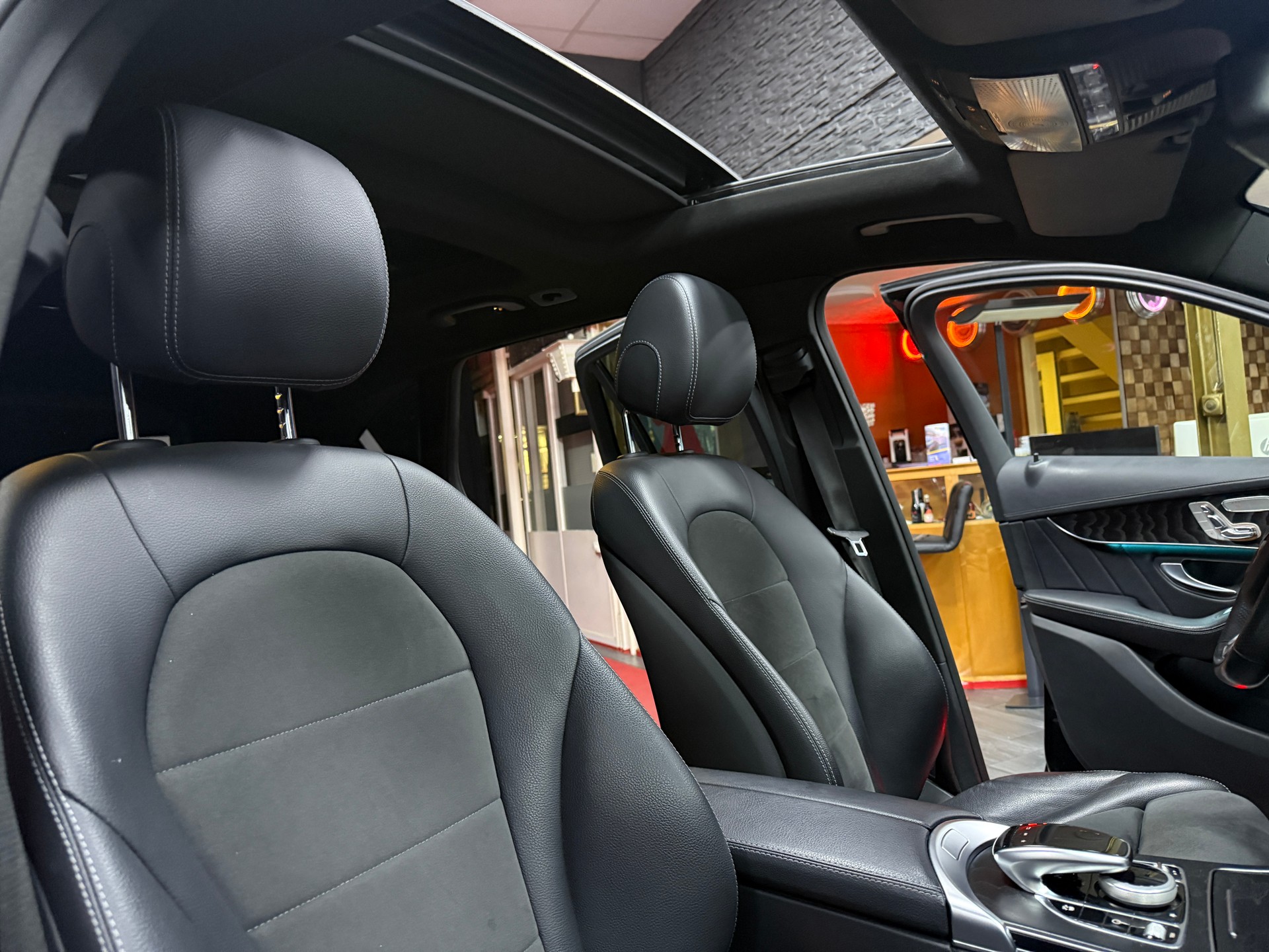 MERCEDES-BENZ GLC 250 AMG Line 4Matic 9G-Tronic / CH Fz / Vollausstattung-image-12