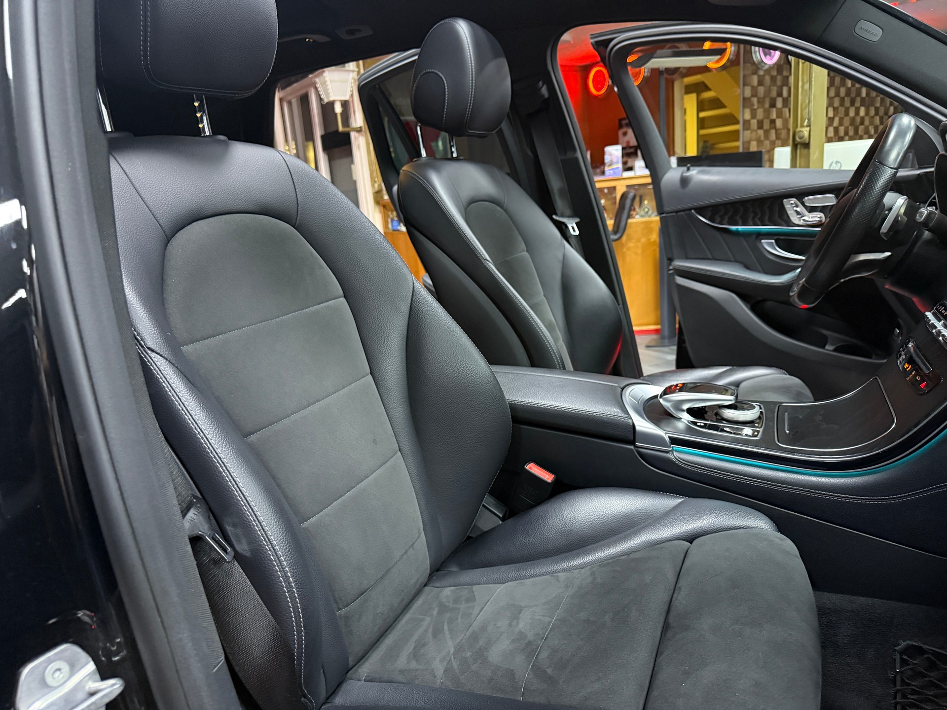 MERCEDES-BENZ GLC 250 AMG Line 4Matic 9G-Tronic / CH Fz / Vollausstattung-image-11