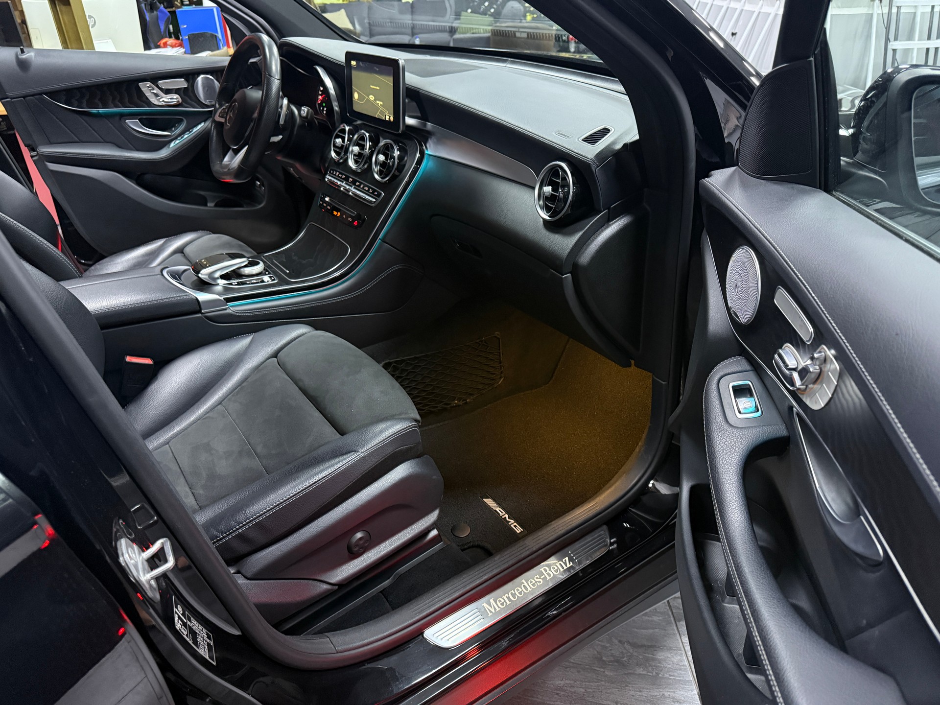 MERCEDES-BENZ GLC 250 AMG Line 4Matic 9G-Tronic / CH Fz / Vollausstattung-image-8