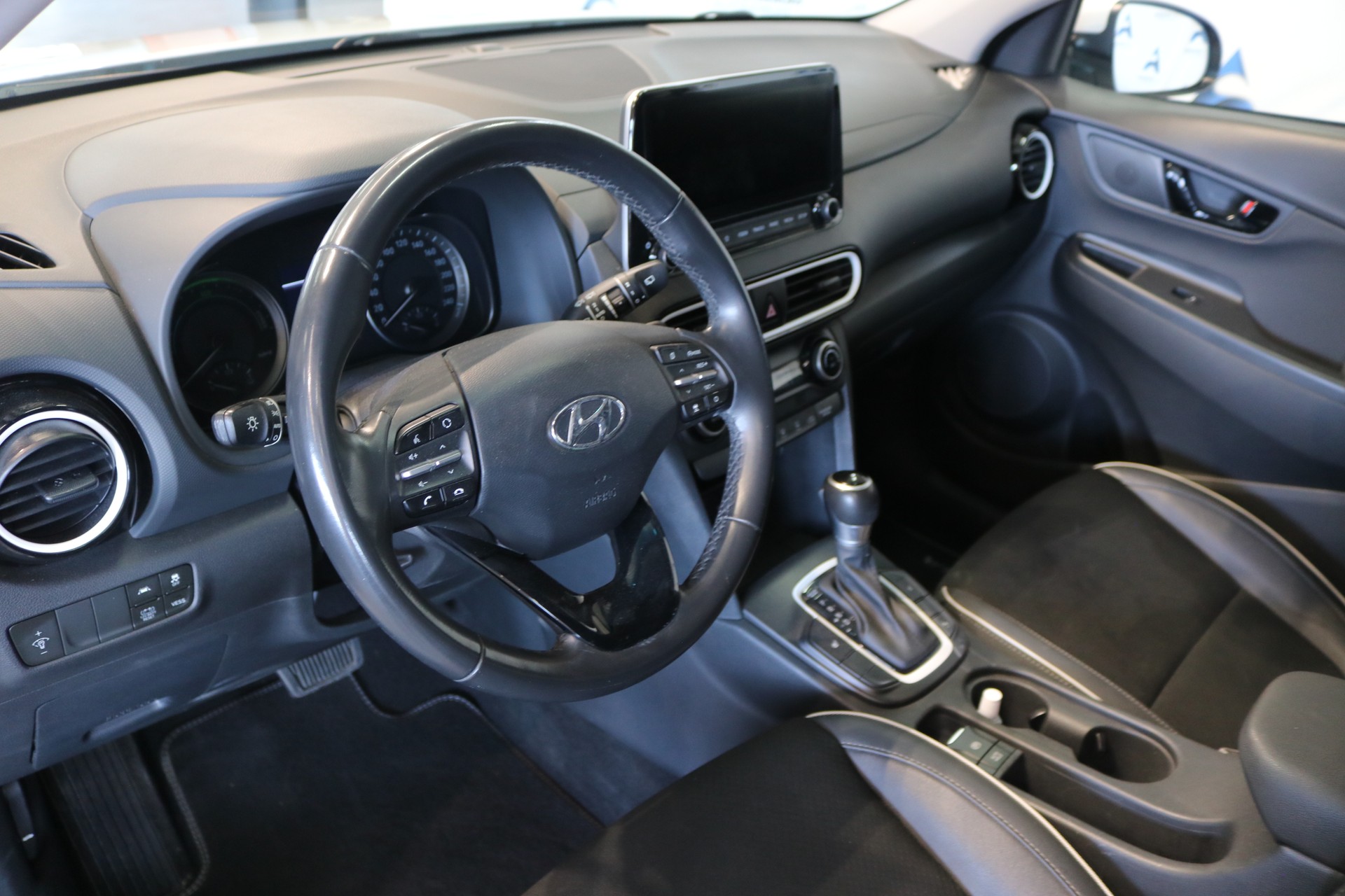 HYUNDAI Kona 1.6 GDi HEV Amplia DCT-image-1