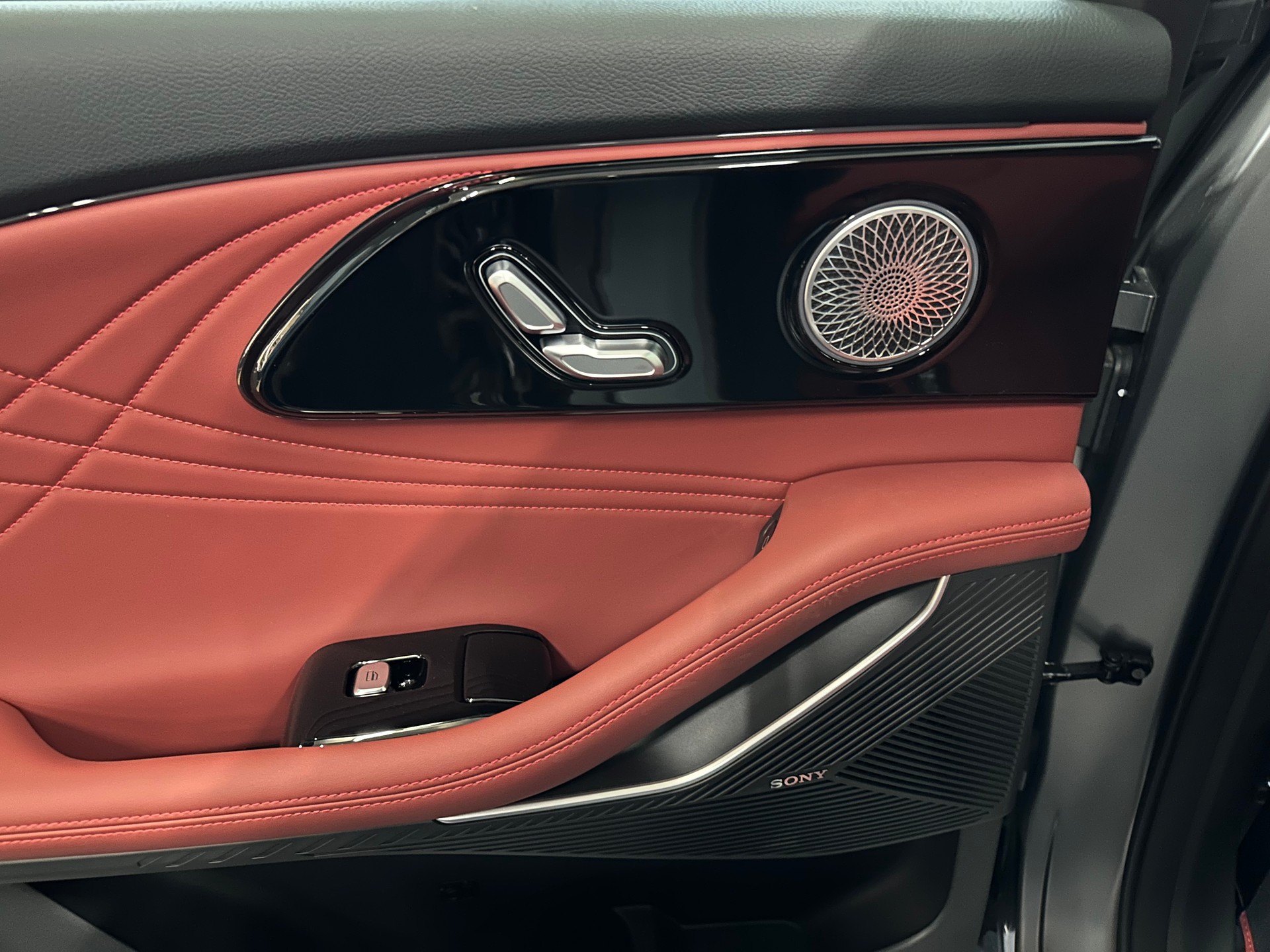 OMODA 9 PHEV SHS Exclusive AWD (Grau Matt)-image-12