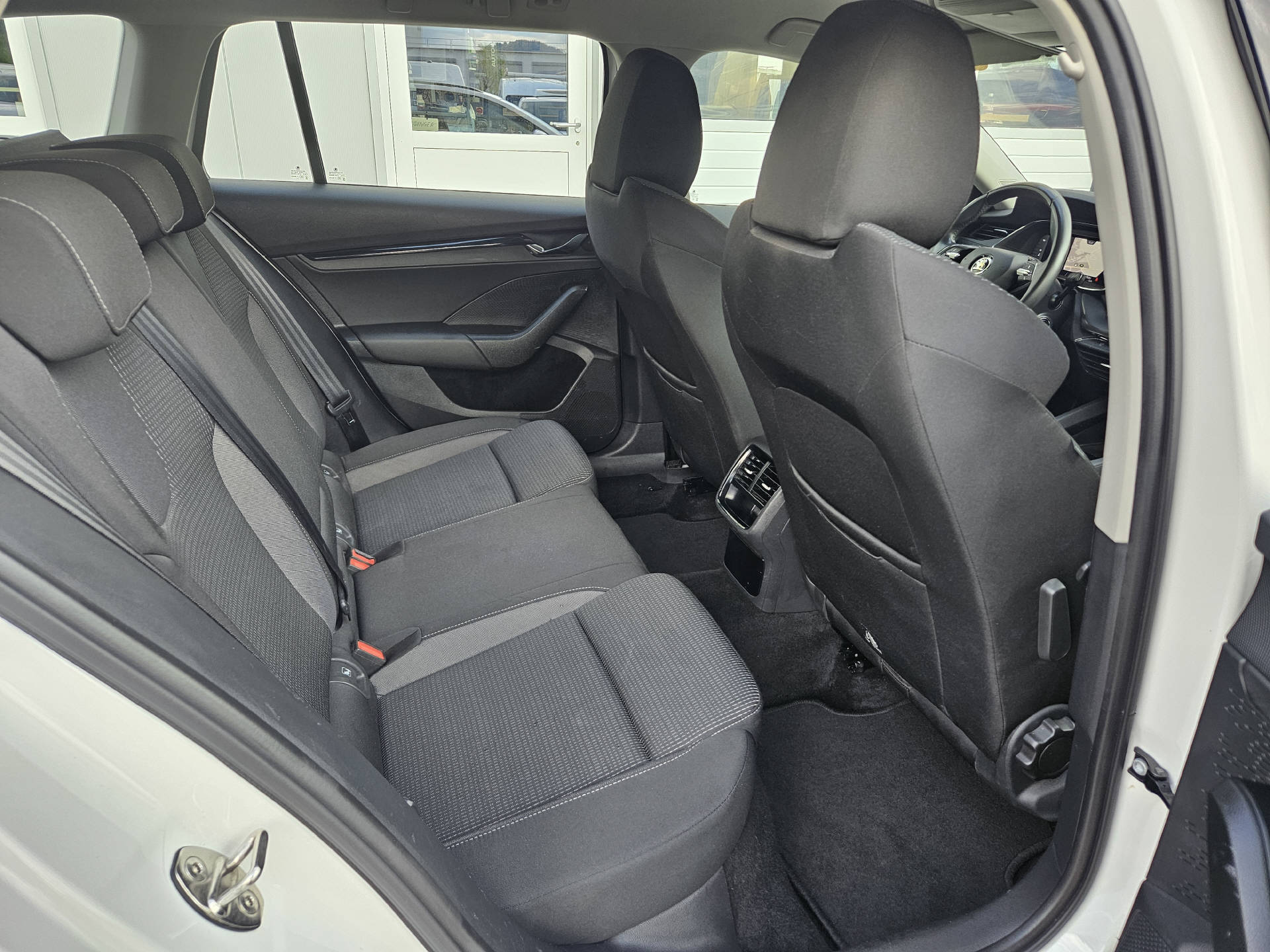 SKODA Octavia Combi 2.0 TDI Ambition 4x4 DSG * Anhängerkupplung *-image-19