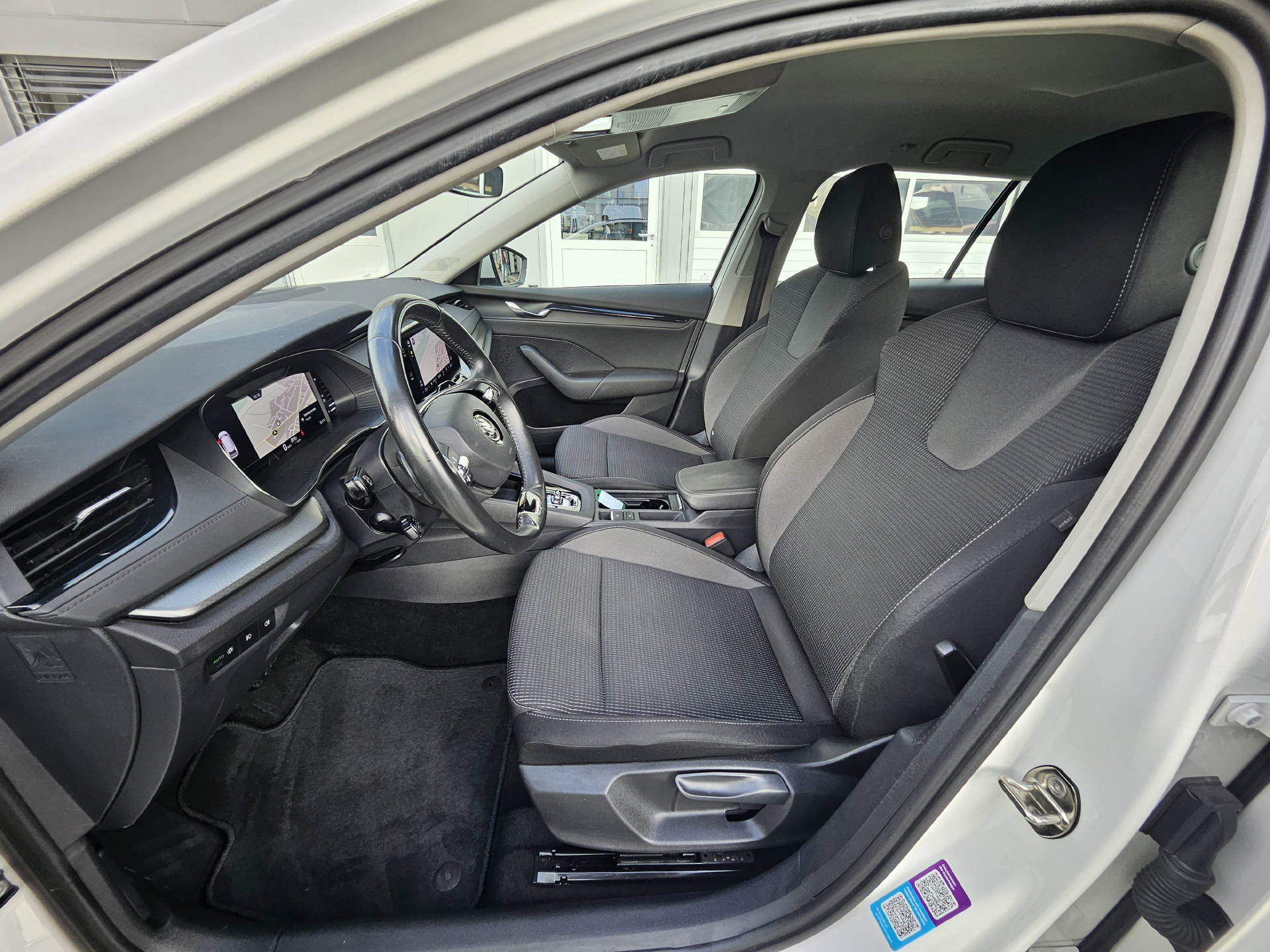 SKODA Octavia Combi 2.0 TDI Ambition 4x4 DSG * Anhängerkupplung *-image-14