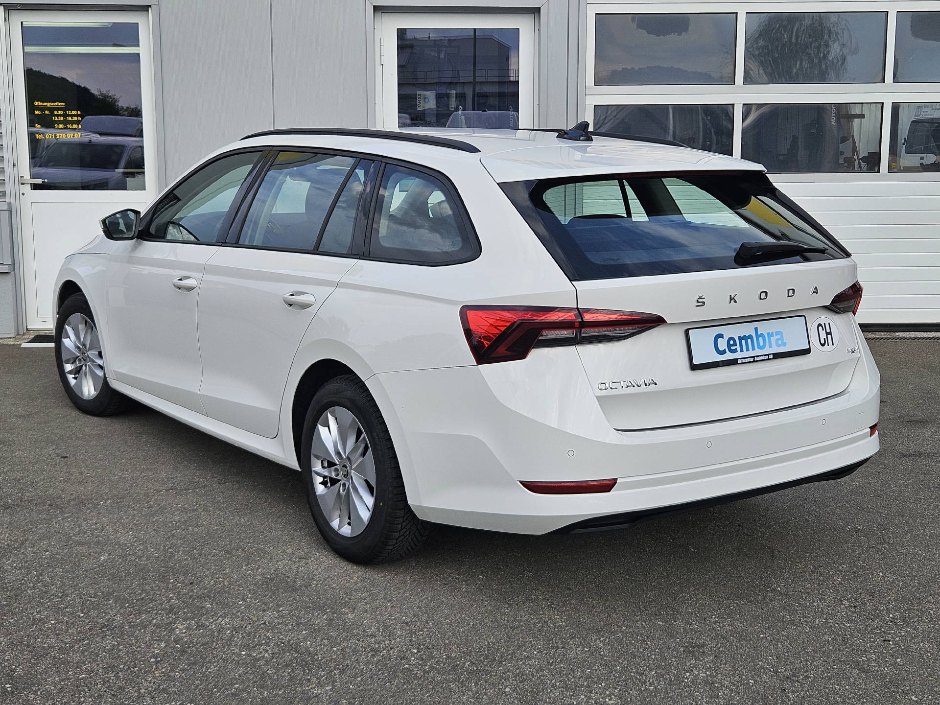 SKODA Octavia Combi 2.0 TDI Ambition 4x4 DSG * Anhängerkupplung *-image-9